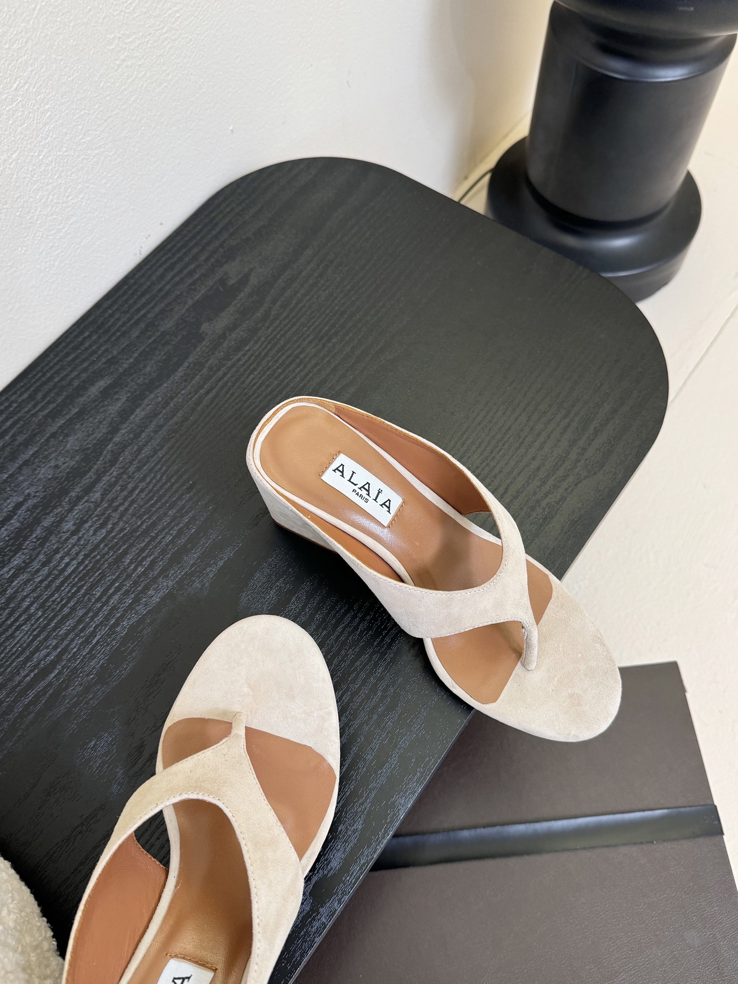 
ALAIA 𝟐𝟓春夏新品简易羊京坡跟夹脚凉鞋拖鞋
异形跟穆勒鞋 不对称设计打破常规 释放独特气场 圆头