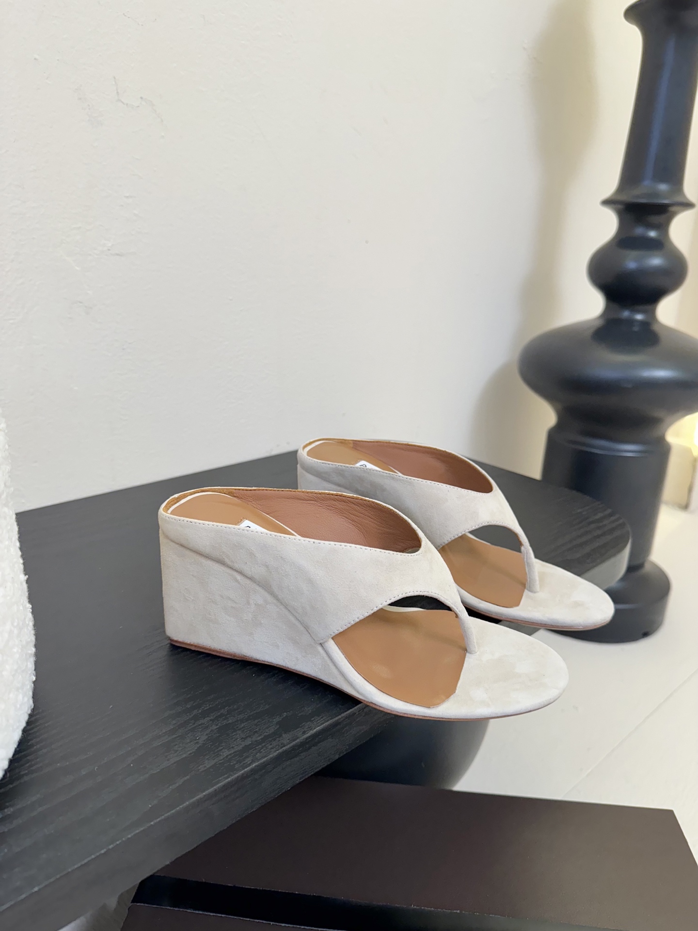 
ALAIA 𝟐𝟓春夏新品简易羊京坡跟夹脚凉鞋拖鞋
异形跟穆勒鞋 不对称设计打破常规 释放独特气场 圆头