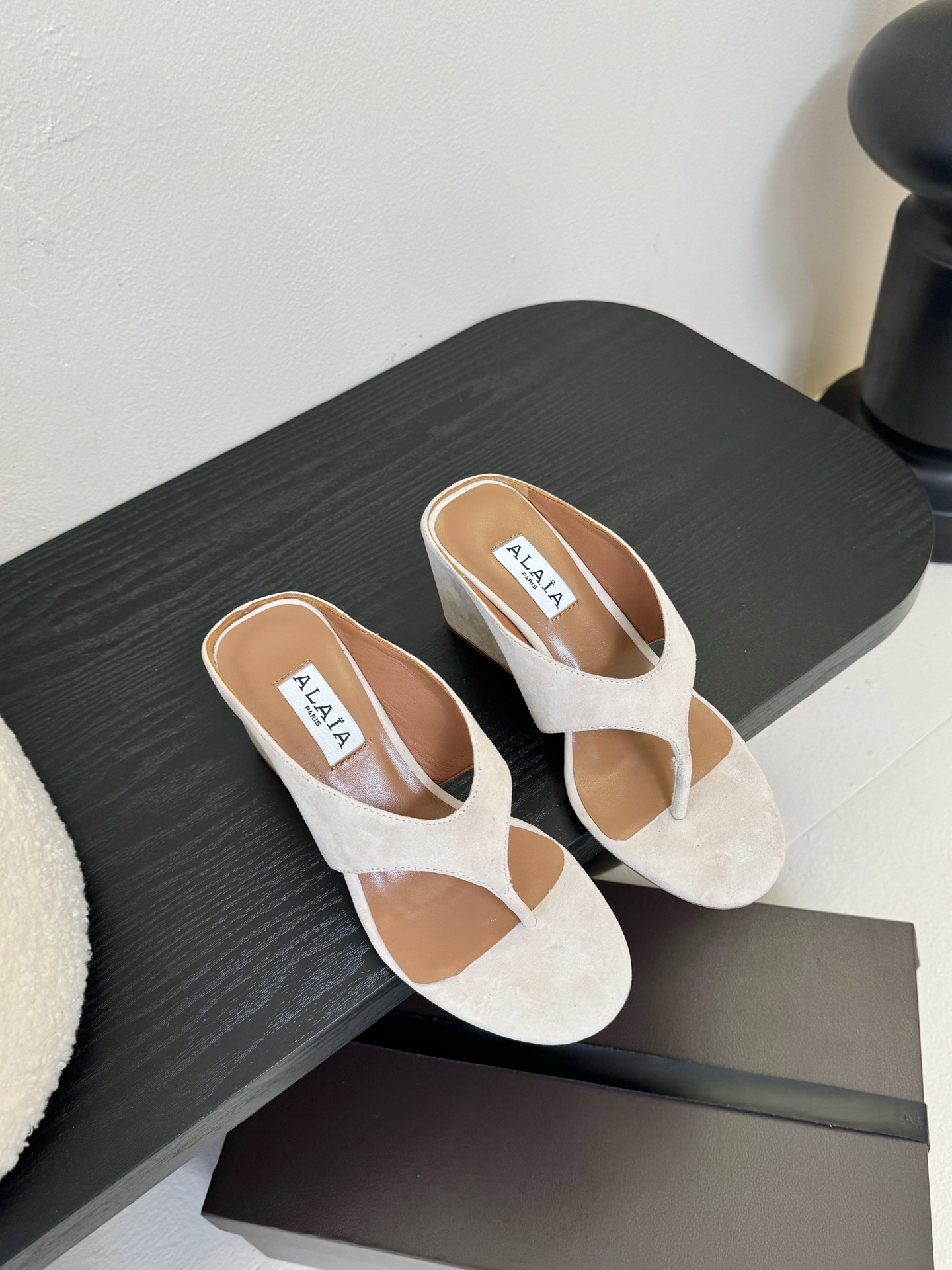 
ALAIA 𝟐𝟓春夏新品简易羊京坡跟夹脚凉鞋拖鞋
异形跟穆勒鞋 不对称设计打破常规 释放独特气场 圆头
