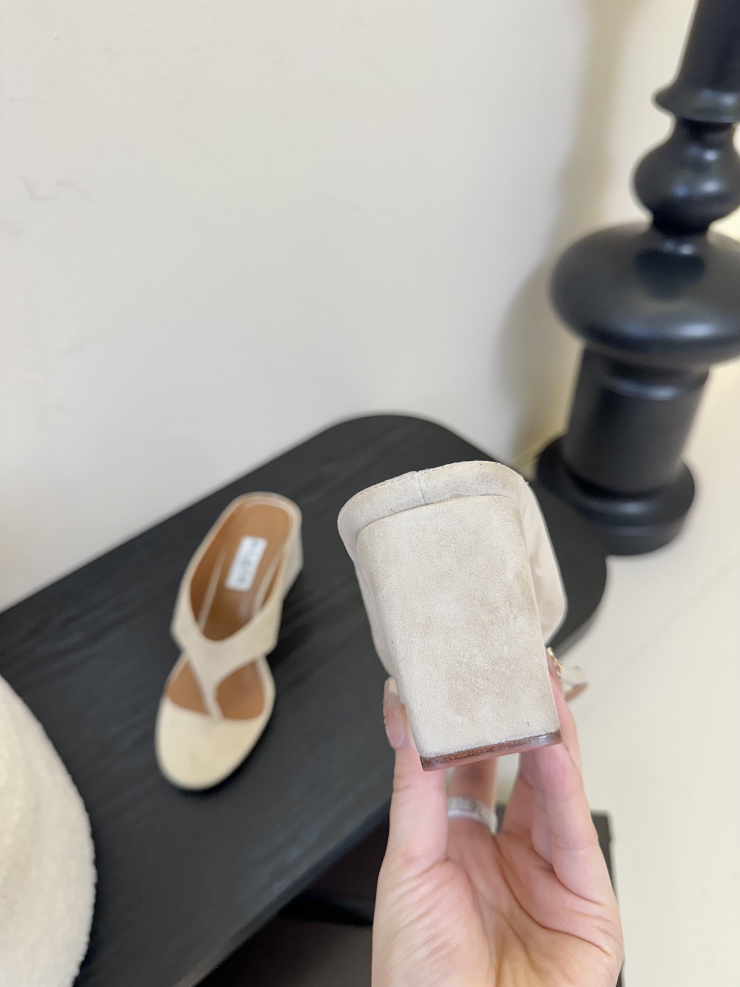 
ALAIA 𝟐𝟓春夏新品简易羊京坡跟夹脚凉鞋拖鞋
异形跟穆勒鞋 不对称设计打破常规 释放独特气场 圆头