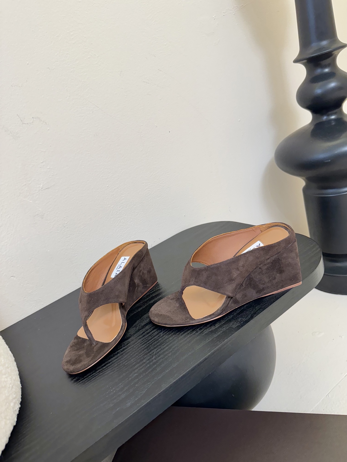 
ALAIA 𝟐𝟓春夏新品简易羊京坡跟夹脚凉鞋拖鞋
异形跟穆勒鞋 不对称设计打破常规 释放独特气场 圆头
