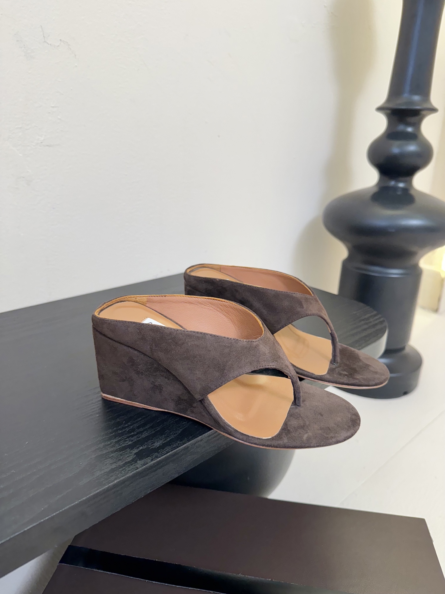 
ALAIA 𝟐𝟓春夏新品简易羊京坡跟夹脚凉鞋拖鞋
异形跟穆勒鞋 不对称设计打破常规 释放独特气场 圆头