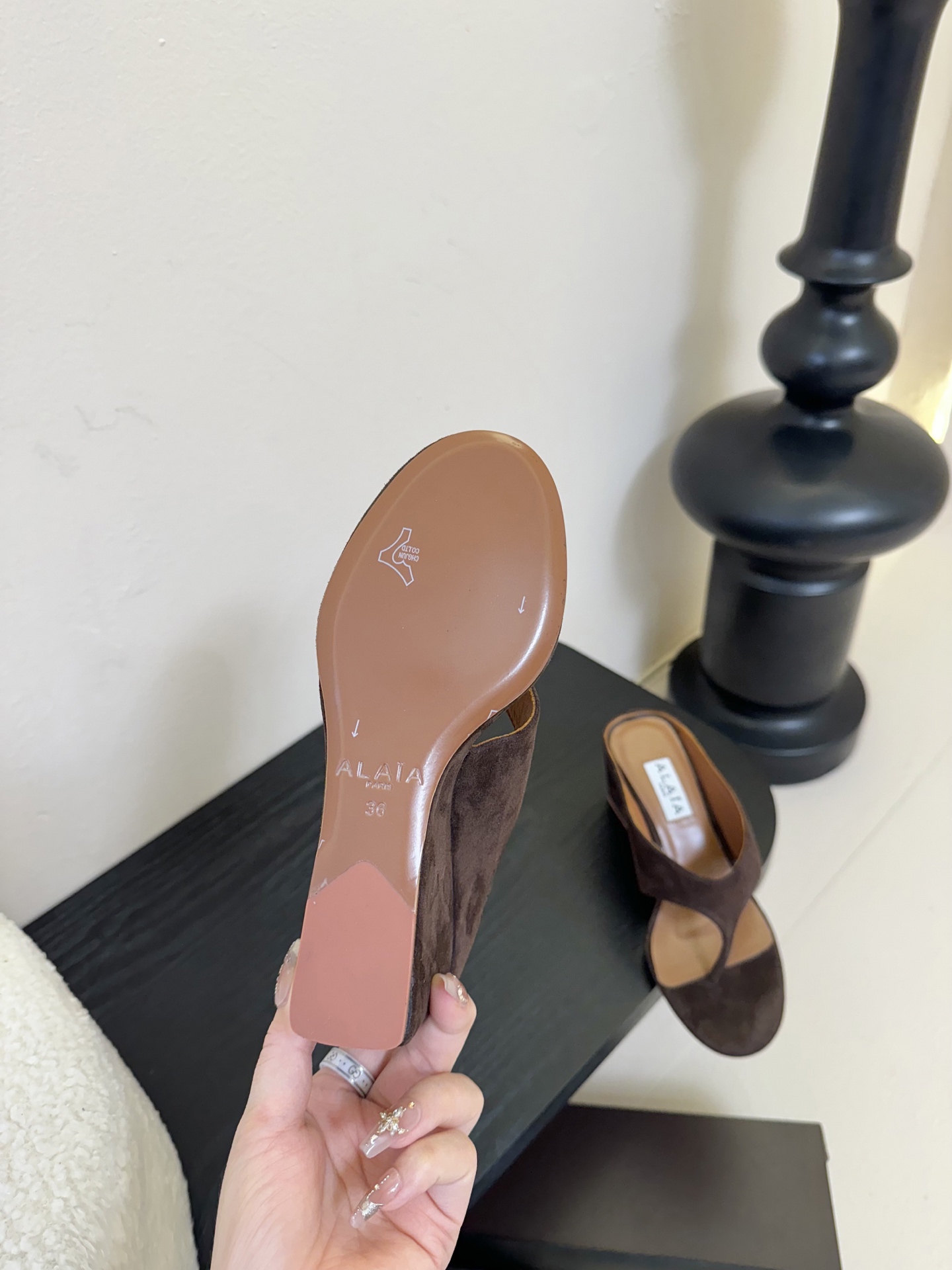 
ALAIA 𝟐𝟓春夏新品简易羊京坡跟夹脚凉鞋拖鞋
异形跟穆勒鞋 不对称设计打破常规 释放独特气场 圆头