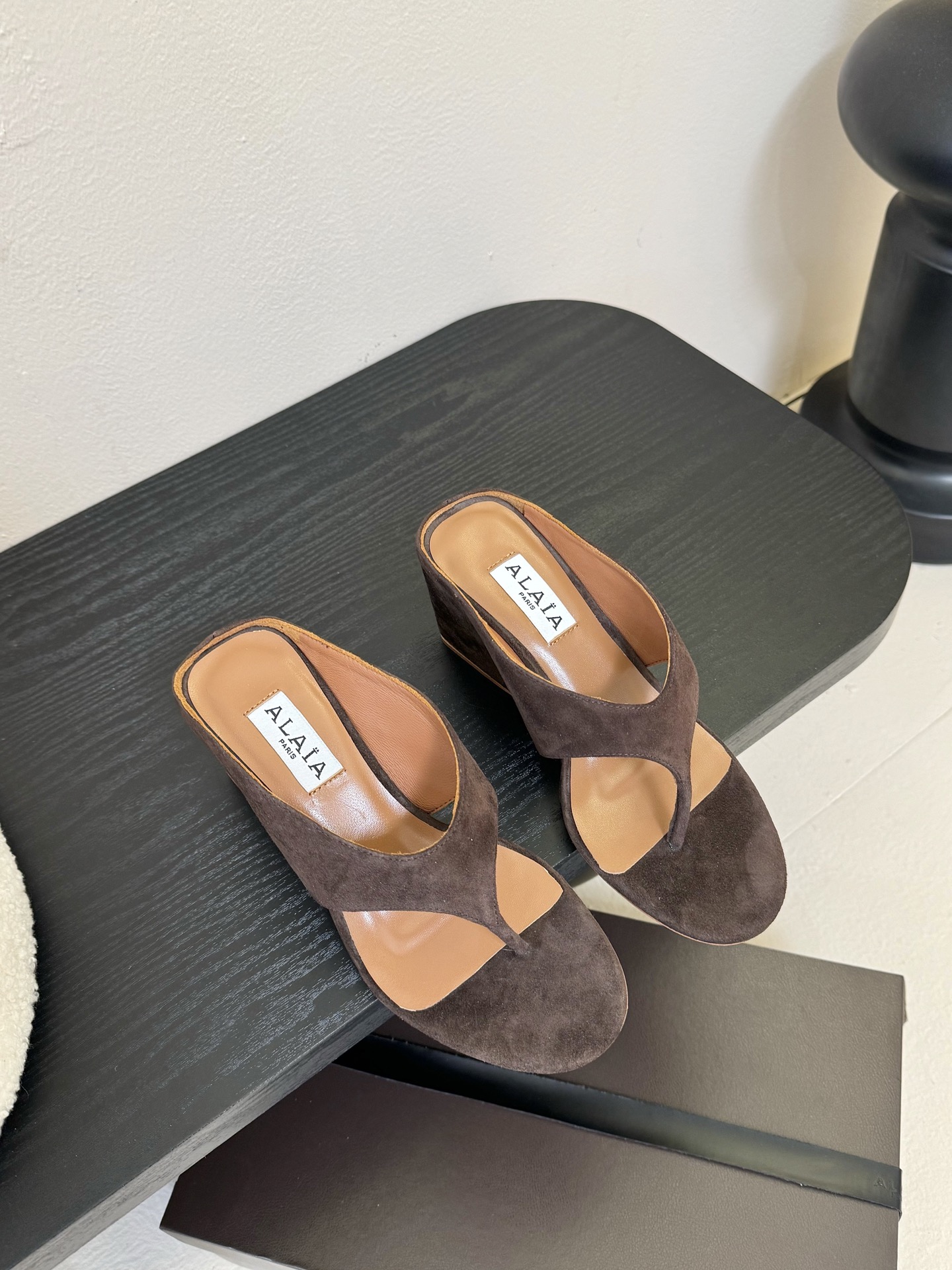 
ALAIA 𝟐𝟓春夏新品简易羊京坡跟夹脚凉鞋拖鞋
异形跟穆勒鞋 不对称设计打破常规 释放独特气场 圆头