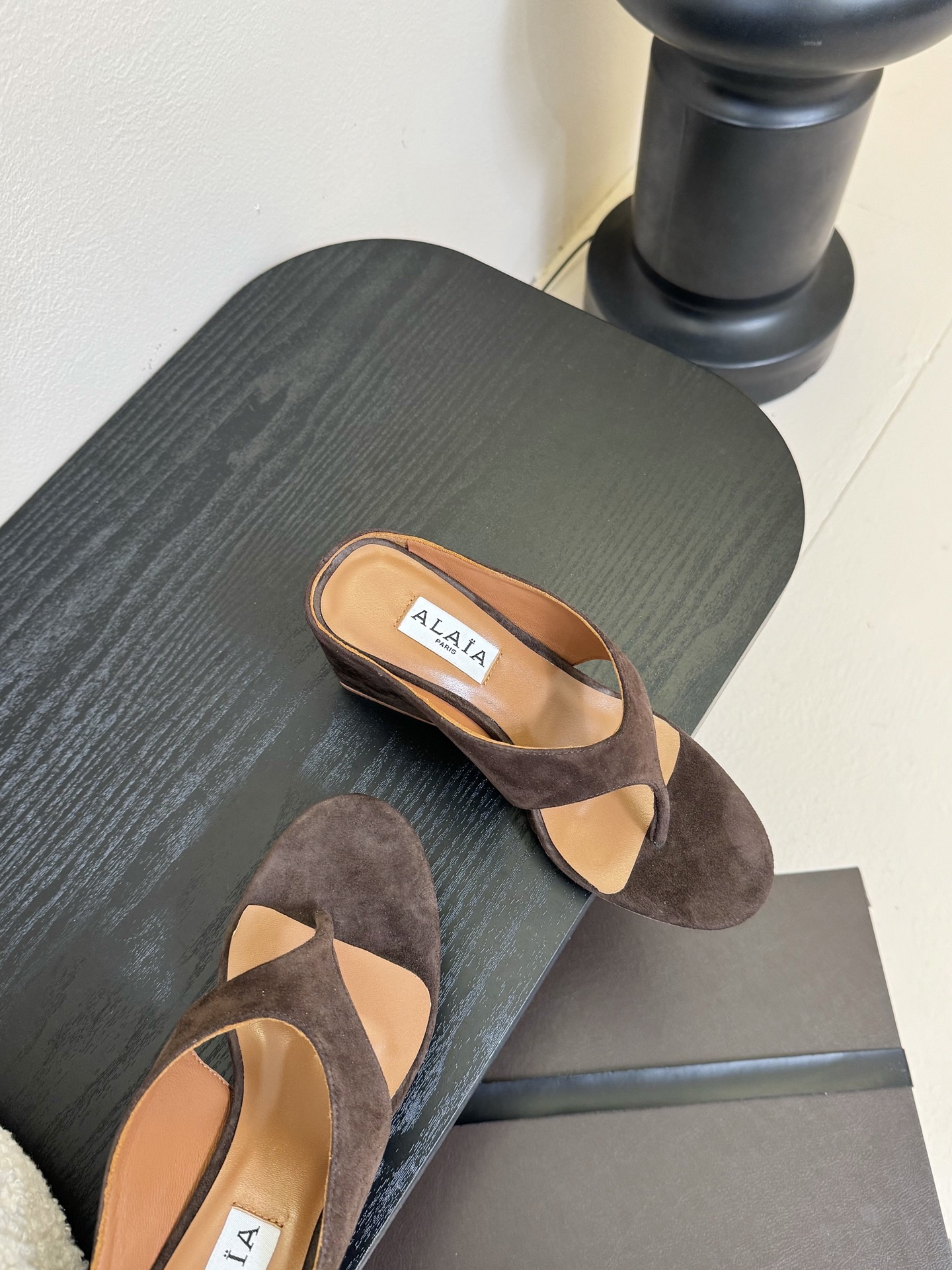 
ALAIA 𝟐𝟓春夏新品简易羊京坡跟夹脚凉鞋拖鞋
异形跟穆勒鞋 不对称设计打破常规 释放独特气场 圆头