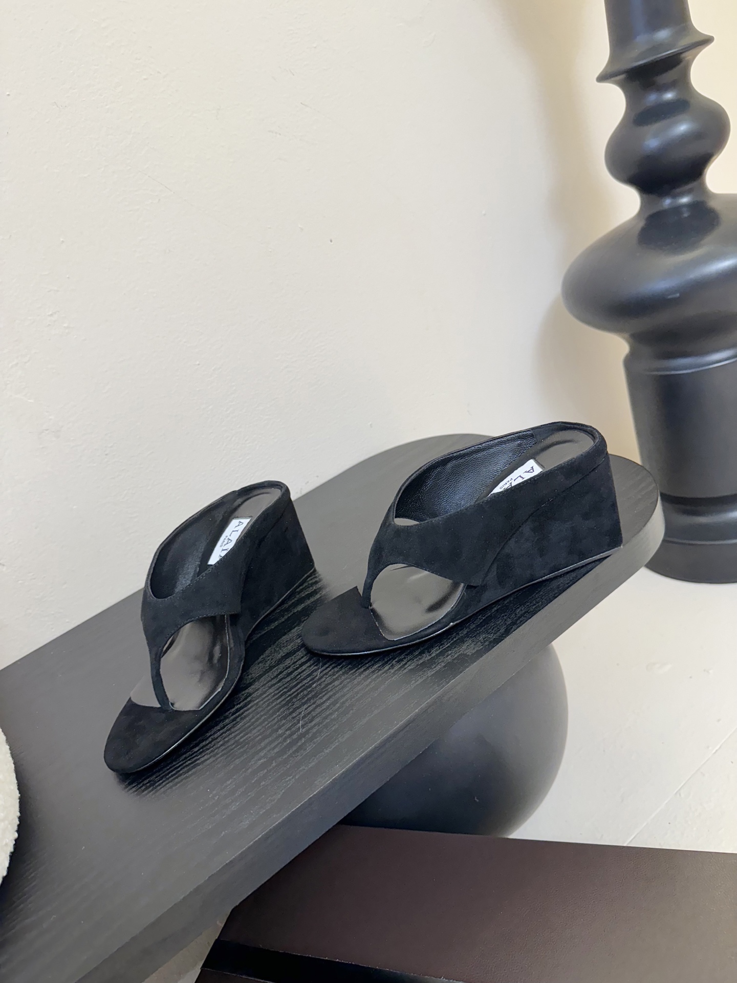 
ALAIA 𝟐𝟓春夏新品简易羊京坡跟夹脚凉鞋拖鞋
异形跟穆勒鞋 不对称设计打破常规 释放独特气场 圆头