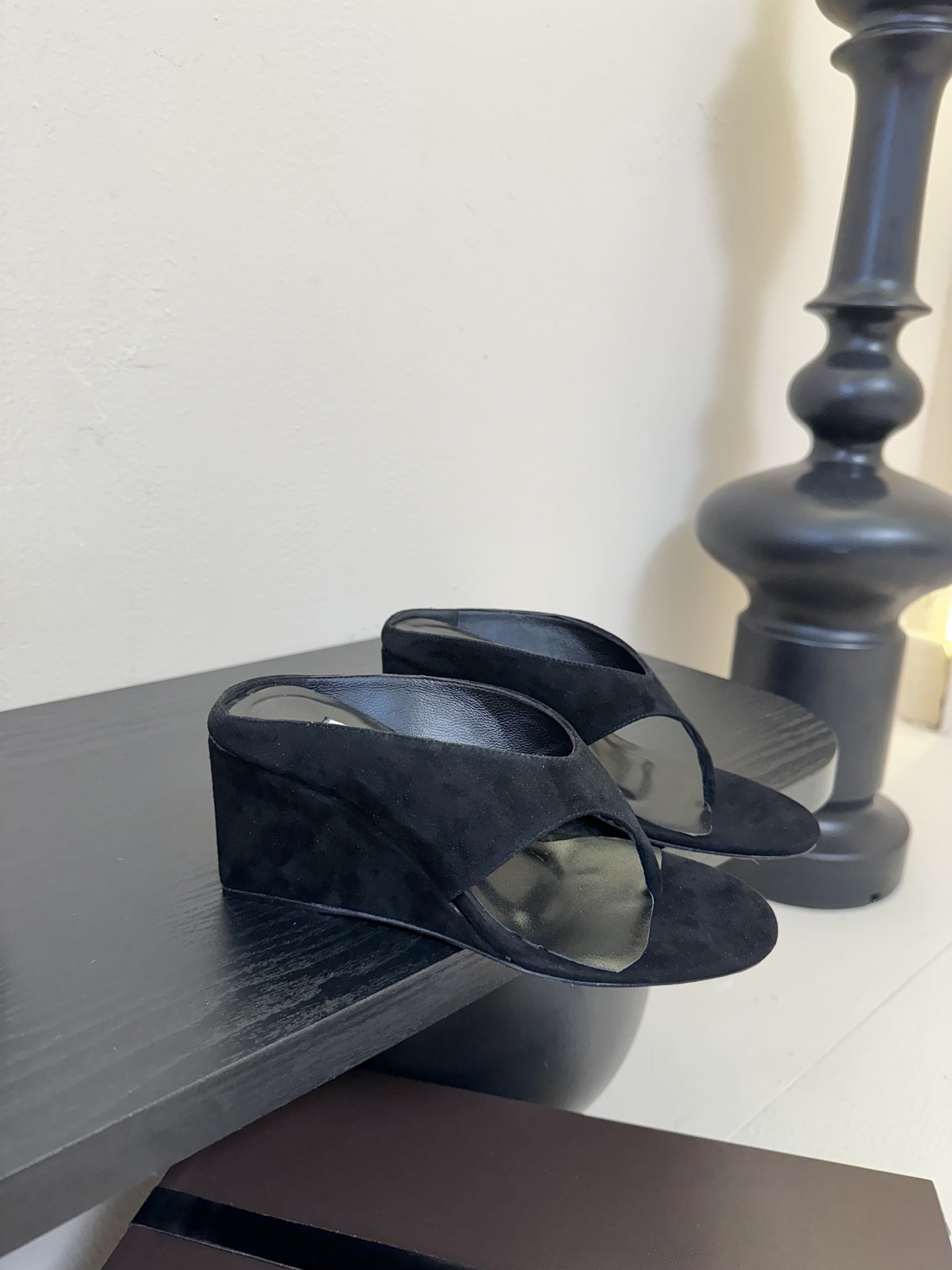 
ALAIA 𝟐𝟓春夏新品简易羊京坡跟夹脚凉鞋拖鞋
异形跟穆勒鞋 不对称设计打破常规 释放独特气场 圆头