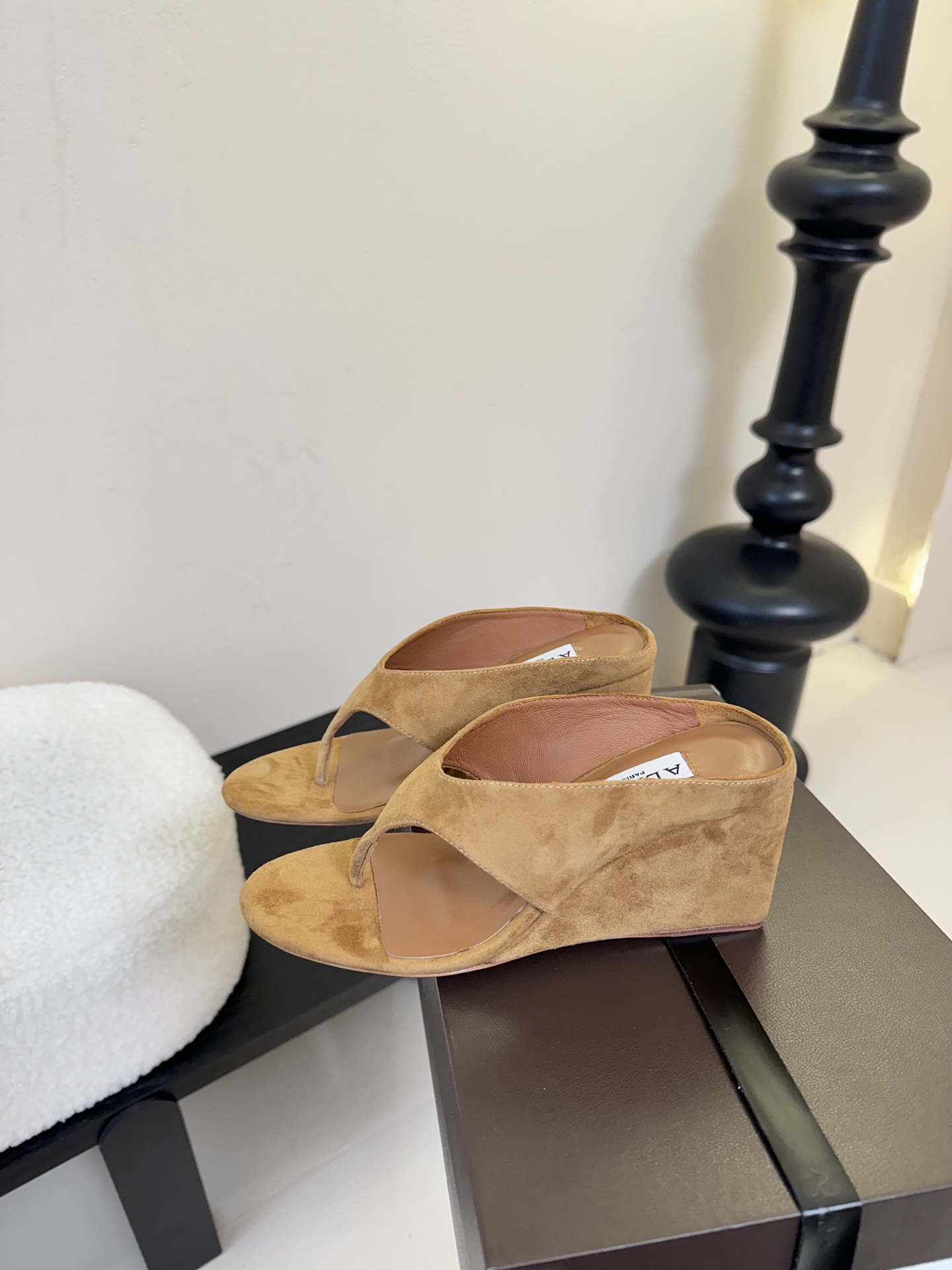 
ALAIA 𝟐𝟓春夏新品简易羊京坡跟夹脚凉鞋拖鞋
异形跟穆勒鞋 不对称设计打破常规 释放独特气场 圆头