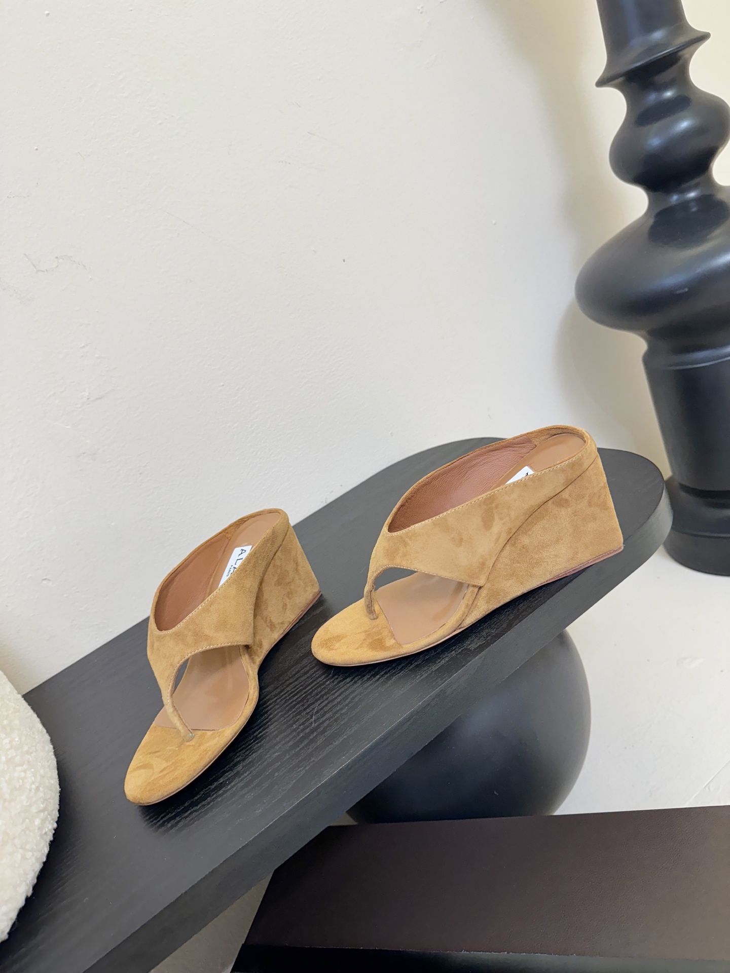 
ALAIA 𝟐𝟓春夏新品简易羊京坡跟夹脚凉鞋拖鞋
异形跟穆勒鞋 不对称设计打破常规 释放独特气场 圆头