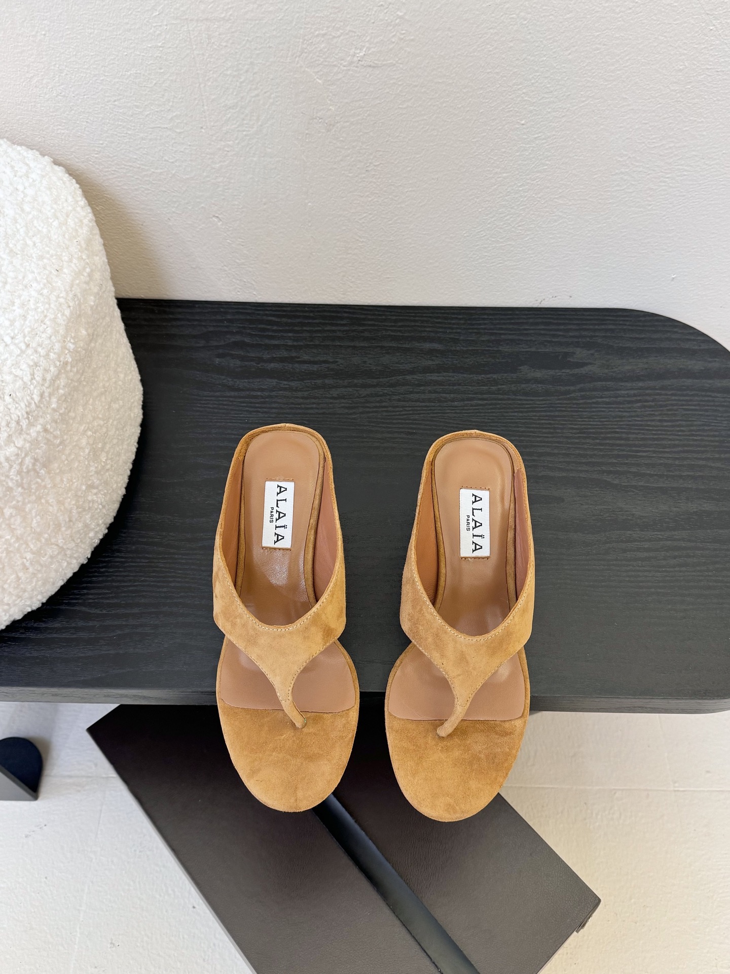 
ALAIA 𝟐𝟓春夏新品简易羊京坡跟夹脚凉鞋拖鞋
异形跟穆勒鞋 不对称设计打破常规 释放独特气场 圆头