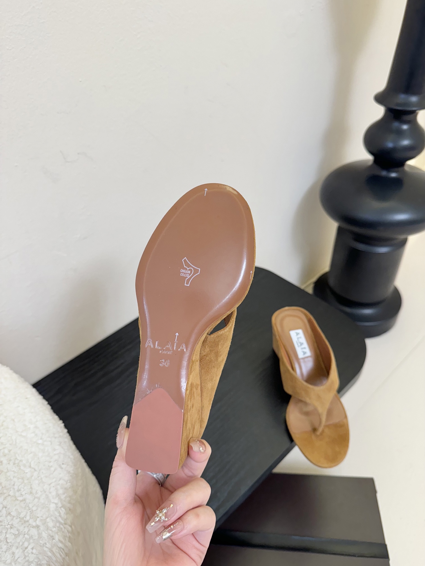 
ALAIA 𝟐𝟓春夏新品简易羊京坡跟夹脚凉鞋拖鞋
异形跟穆勒鞋 不对称设计打破常规 释放独特气场 圆头