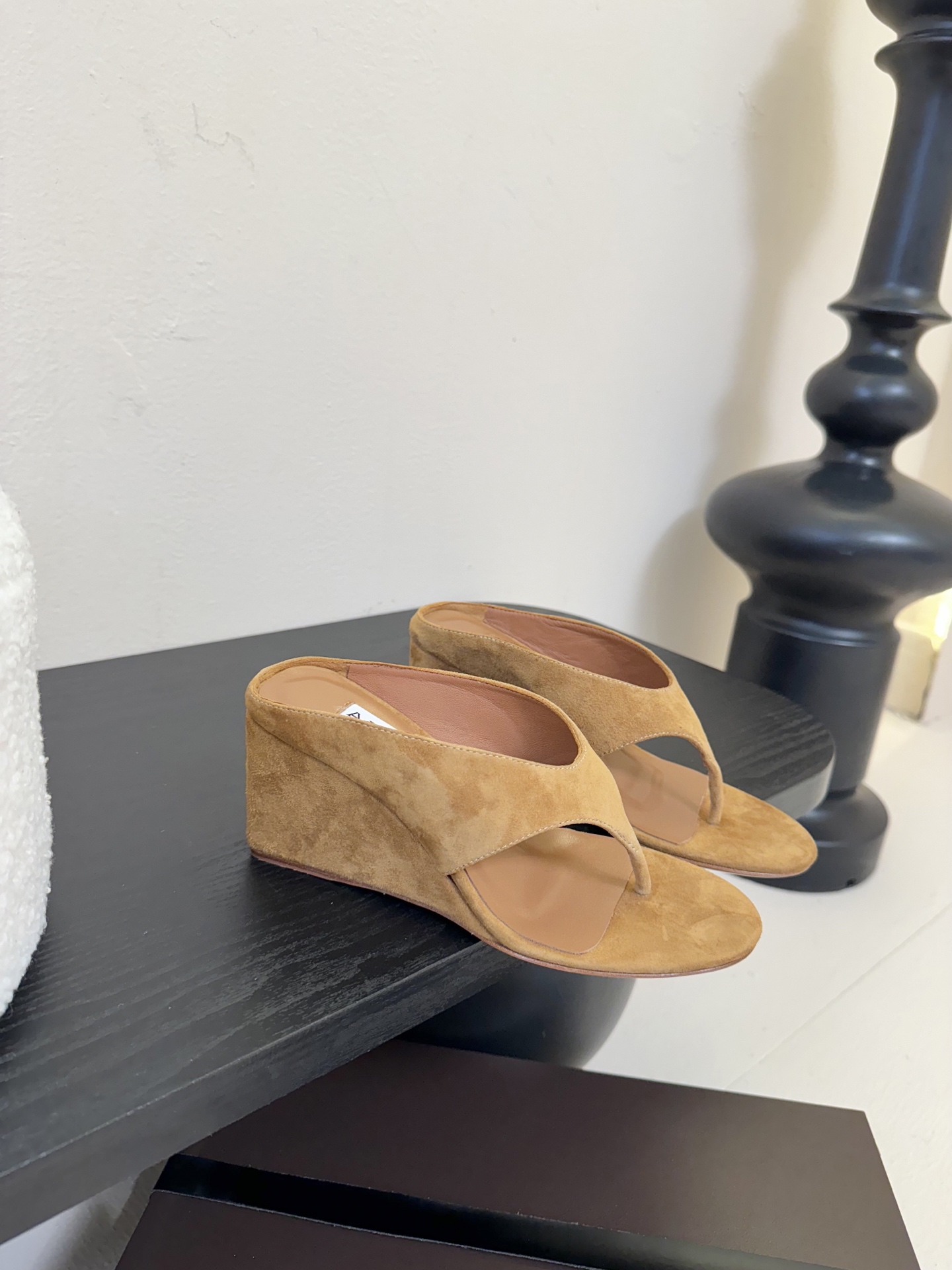 
ALAIA 𝟐𝟓春夏新品简易羊京坡跟夹脚凉鞋拖鞋
异形跟穆勒鞋 不对称设计打破常规 释放独特气场 圆头