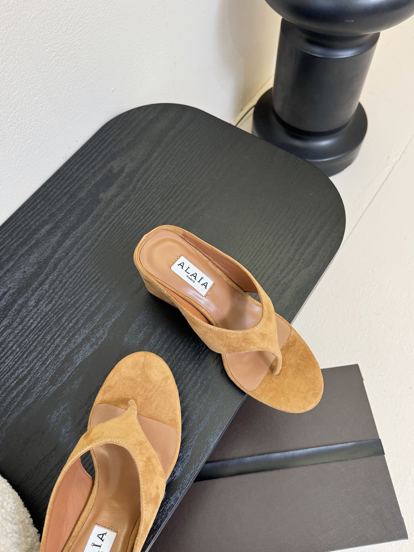 
ALAIA 𝟐𝟓春夏新品简易羊京坡跟夹脚凉鞋拖鞋
异形跟穆勒鞋 不对称设计打破常规 释放独特气场 圆头