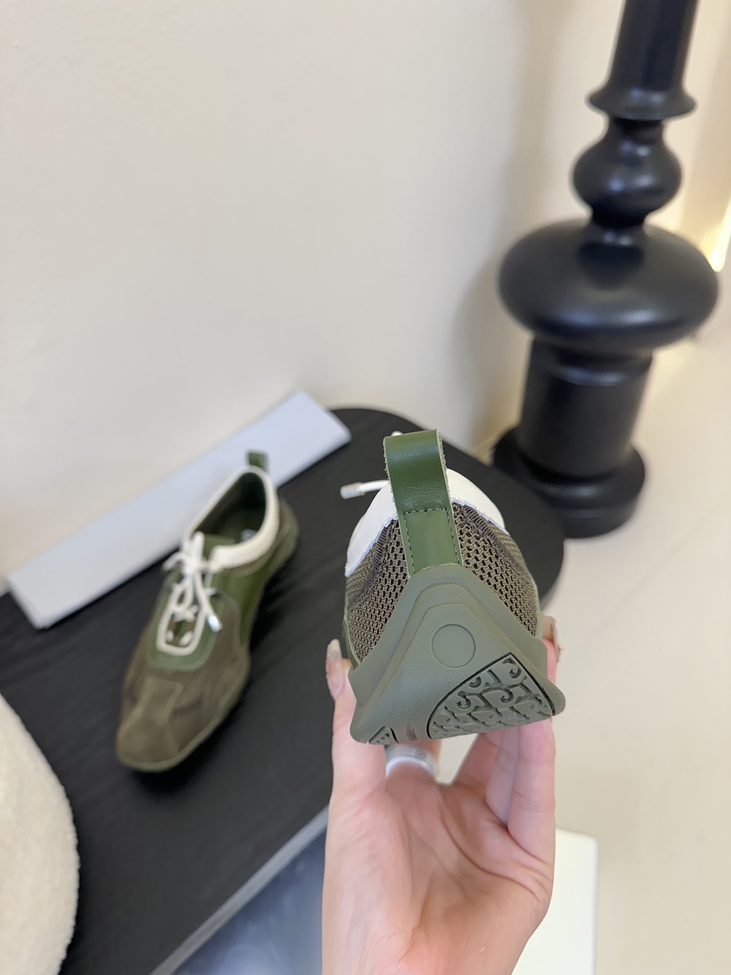 
27QUAI 小众潮牌 25ss春夏新款 走秀款德训鞋 

设计理念源于拳击靴和芭蕾舞鞋两者的结合，动