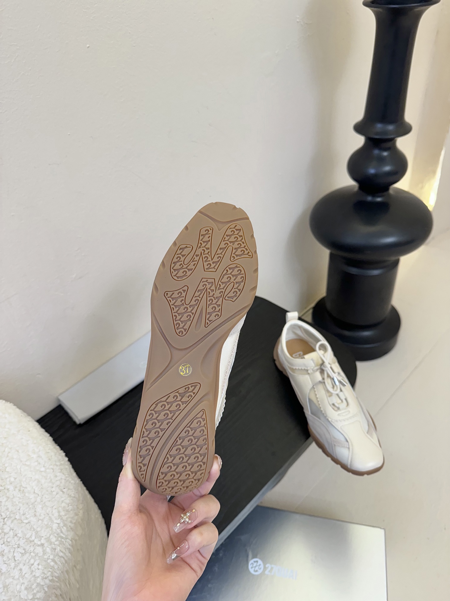
27QUAI 小众潮牌 25ss春夏新款 走秀款德训鞋 

设计理念源于拳击靴和芭蕾舞鞋两者的结合，动