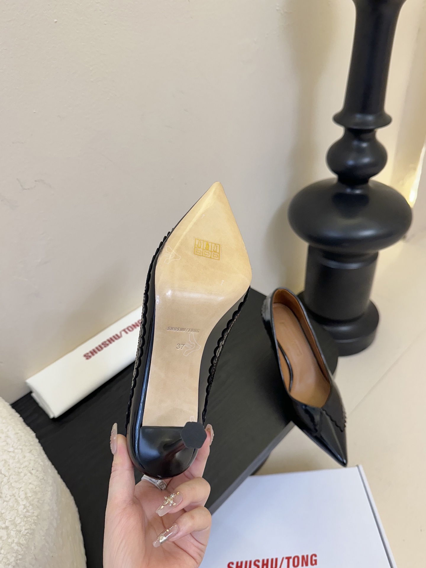 
SHUSHUTONG 25ss尖头小跟玛丽珍单鞋

被问N次的仙女战靴 非它莫属 方头设计复古又摩登 
