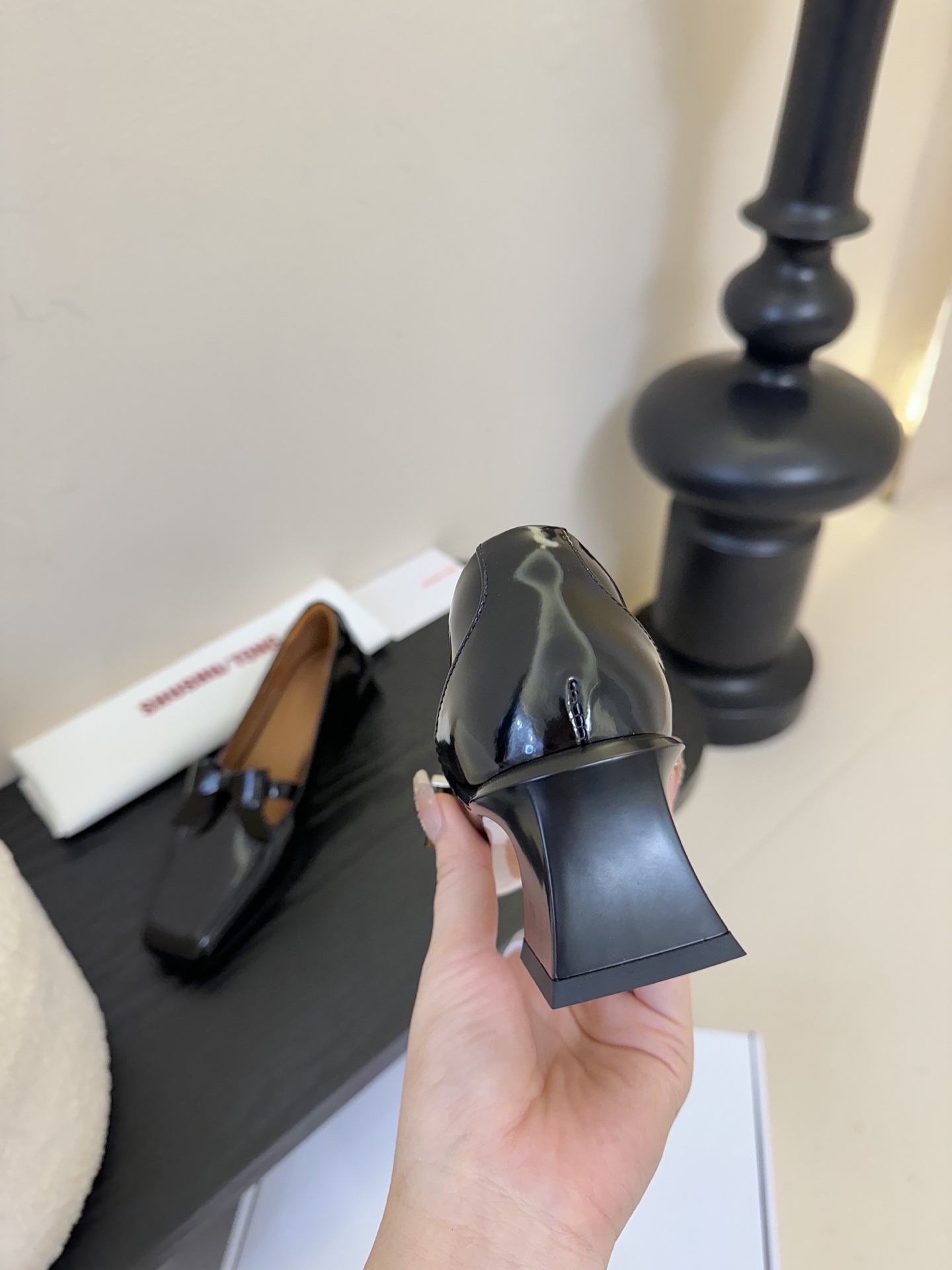 
SHUSHUTONG 25ss方头小跟玛丽珍单鞋

被问N次的仙女战靴 非它莫属 方头设计复古又摩登 