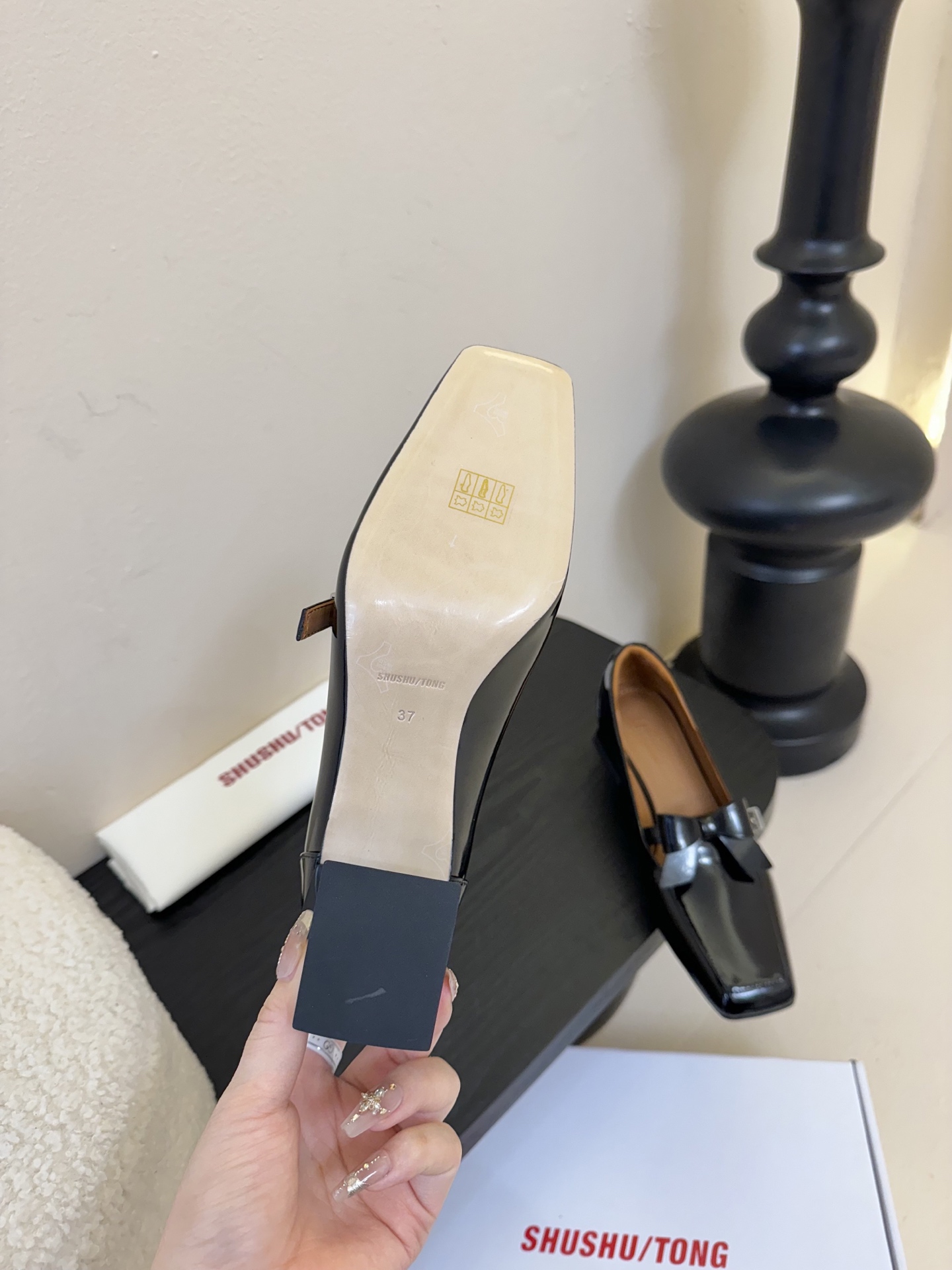 
SHUSHUTONG 25ss方头小跟玛丽珍单鞋

被问N次的仙女战靴 非它莫属 方头设计复古又摩登 