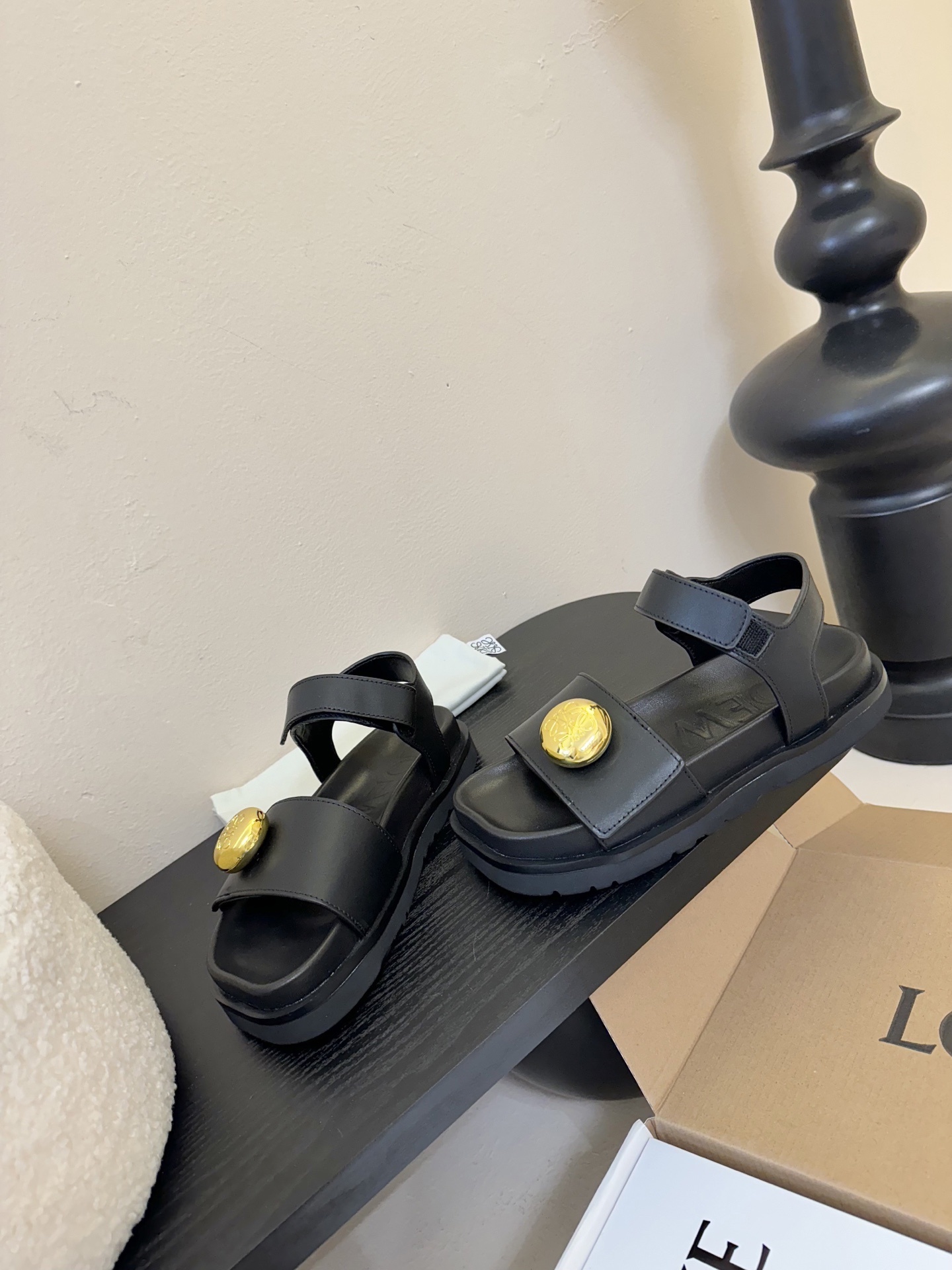 (官网同步✈️盒包装)
罗意威 LOEWE 25ss 夏季最新款凉鞋!
夏季最常穿的凉鞋,没它根本不