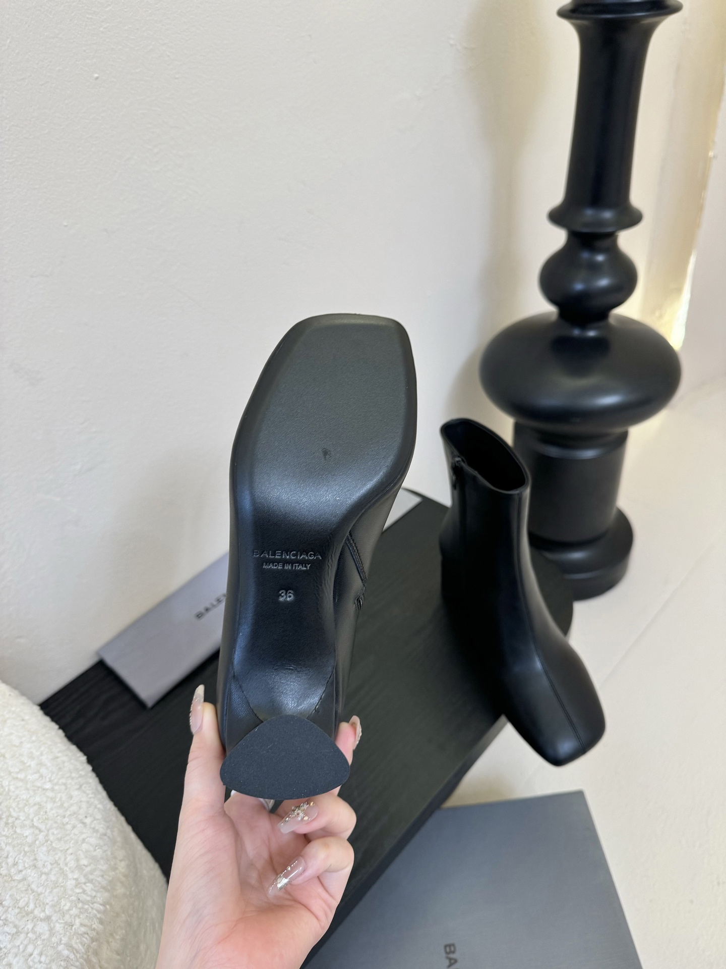 
Balenciaga巴黎世家走秀款短靴、巴黎时装周重磅新品，海外各大博主相继大秀金卡戴珊Kardash