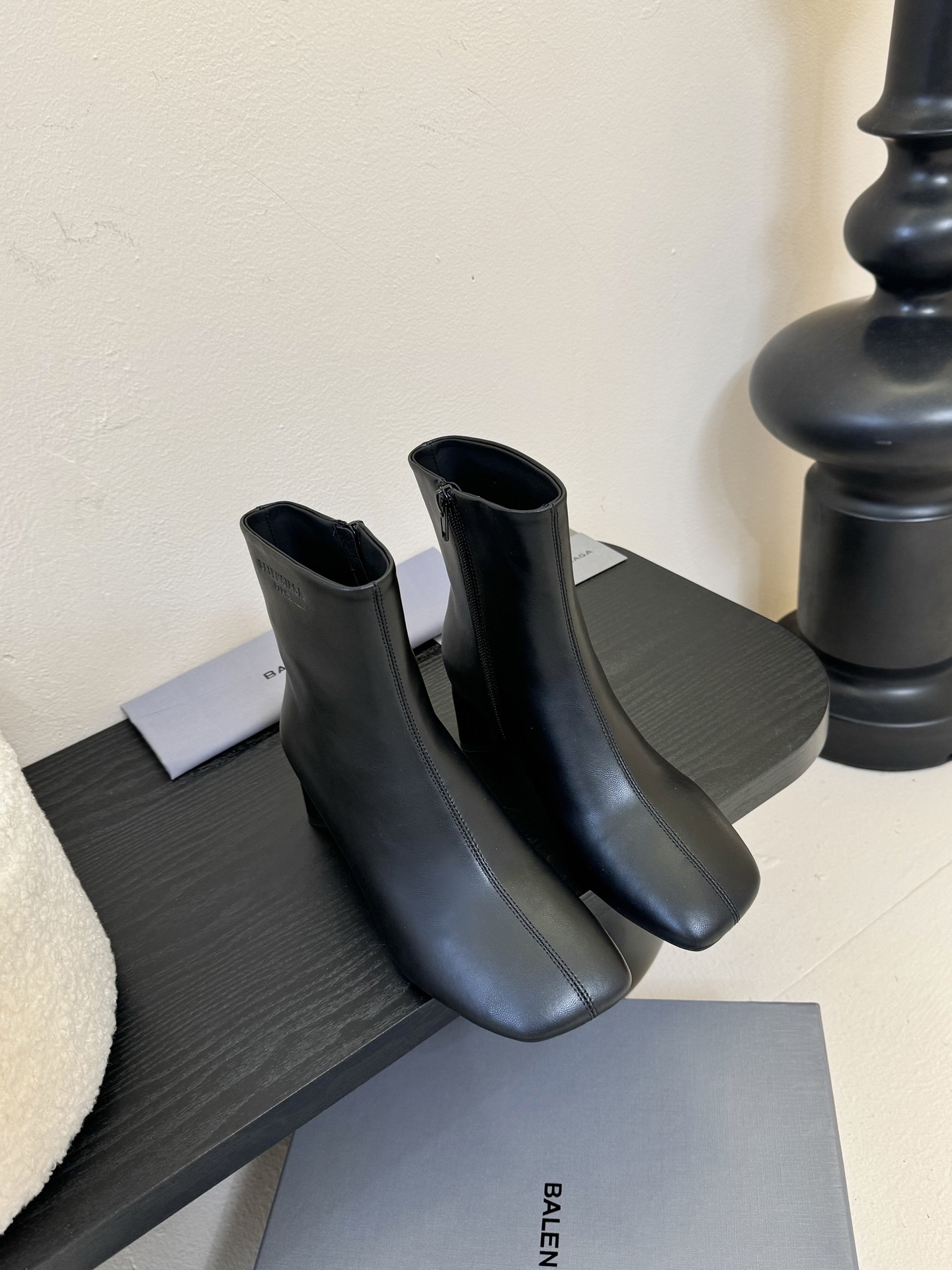 
Balenciaga巴黎世家走秀款短靴、巴黎时装周重磅新品，海外各大博主相继大秀金卡戴珊Kardash