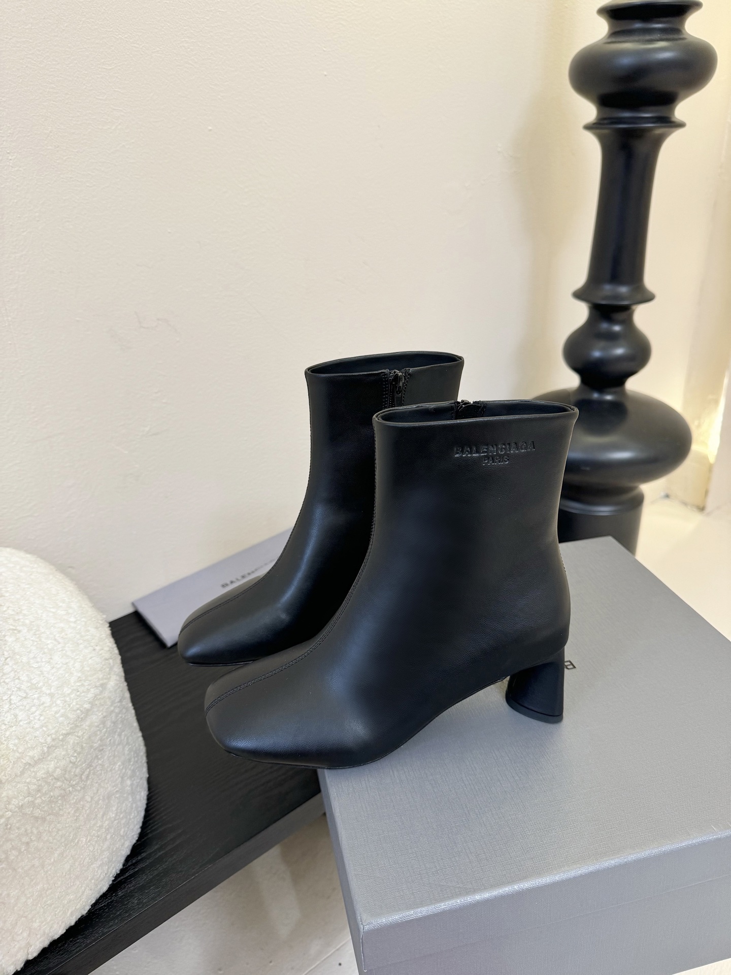 
Balenciaga巴黎世家走秀款短靴、巴黎时装周重磅新品，海外各大博主相继大秀金卡戴珊Kardash