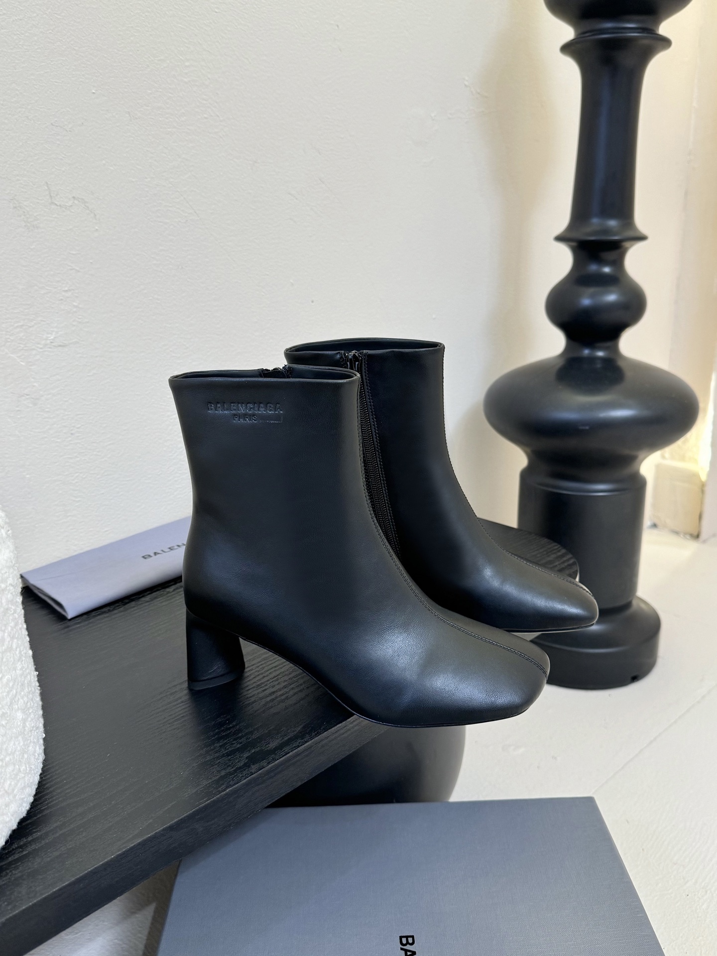 
Balenciaga巴黎世家走秀款短靴、巴黎时装周重磅新品，海外各大博主相继大秀金卡戴珊Kardash