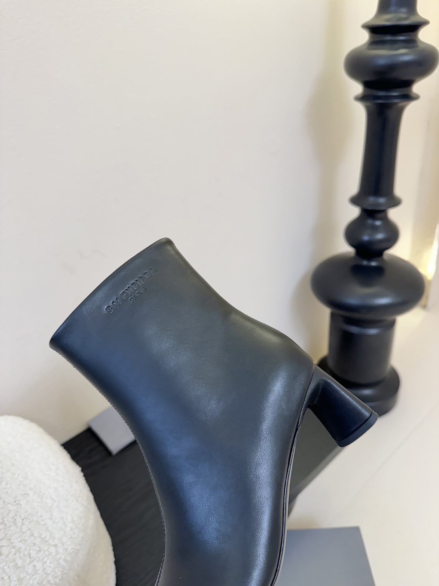 
Balenciaga巴黎世家走秀款短靴、巴黎时装周重磅新品，海外各大博主相继大秀金卡戴珊Kardash