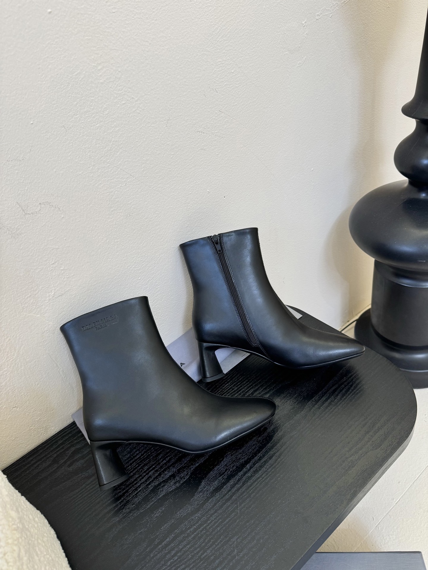 
Balenciaga巴黎世家走秀款短靴、巴黎时装周重磅新品，海外各大博主相继大秀金卡戴珊Kardash