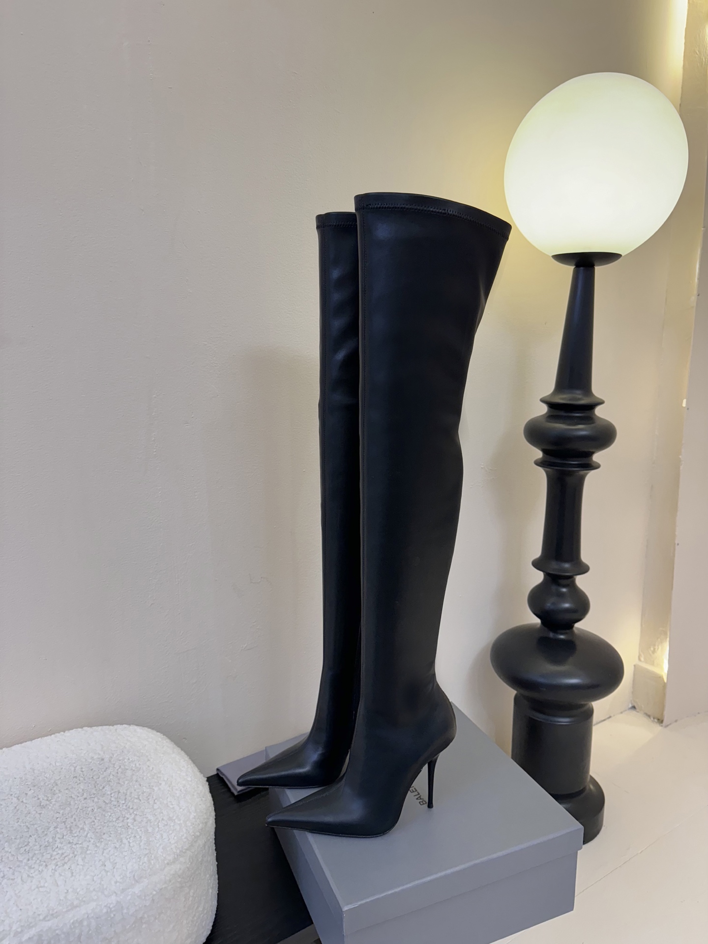 balenciaga 尖头拉链长靴

想成为巴黎世家的女人 好飒啊 这双靴子的版型太牛了 像刀一样刻在我