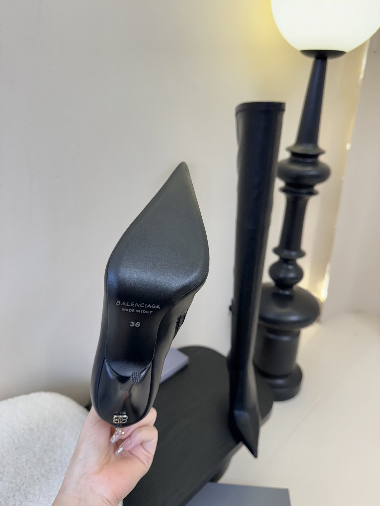 balenciaga 尖头拉链长靴

想成为巴黎世家的女人 好飒啊 这双靴子的版型太牛了 像刀一样刻在我