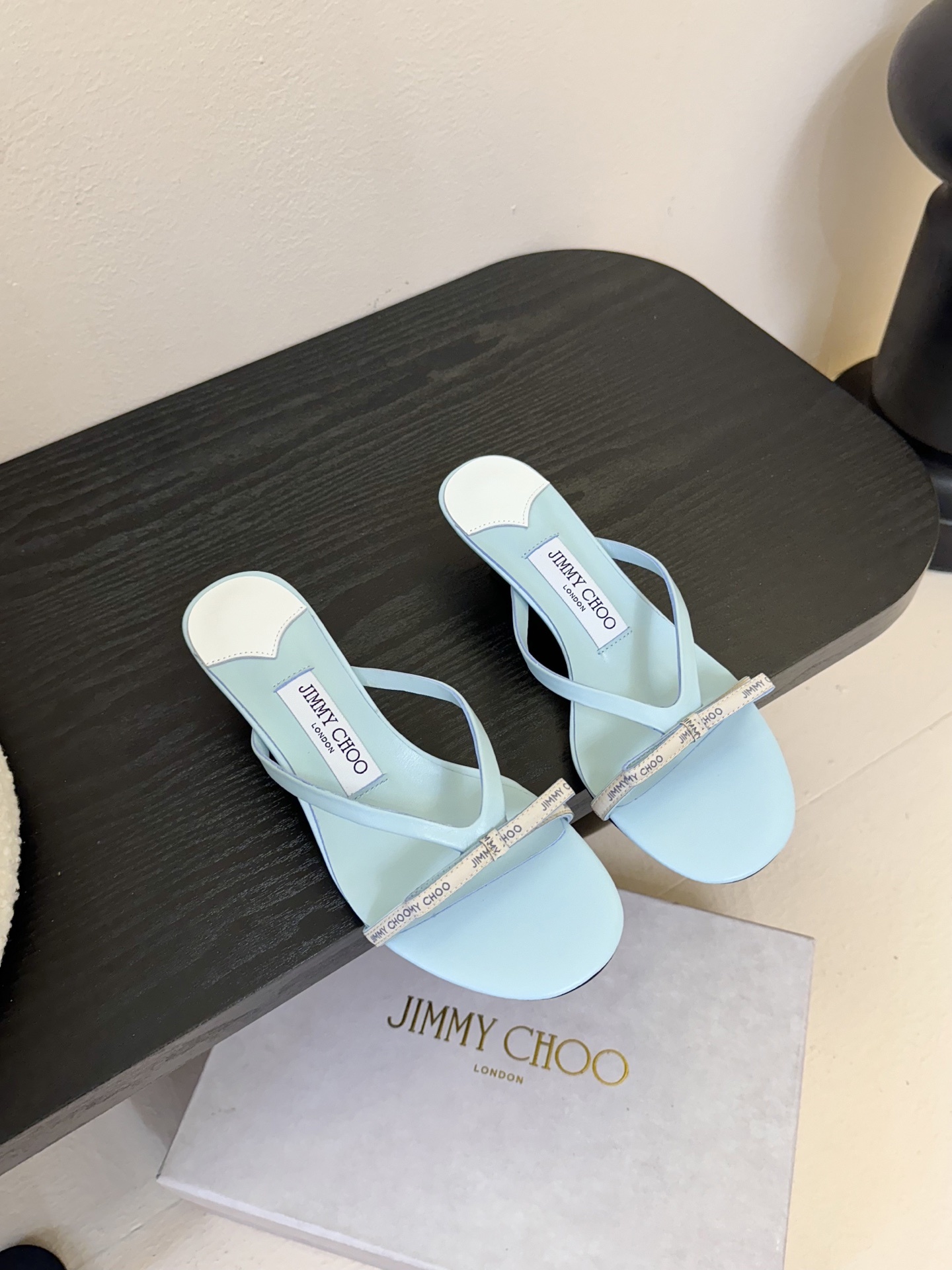 JimmyCho* 新款平底钻条拖鞋
是品牌经典款式之一,完美融合了优雅与舒适,既保留了高跟鞋的精致