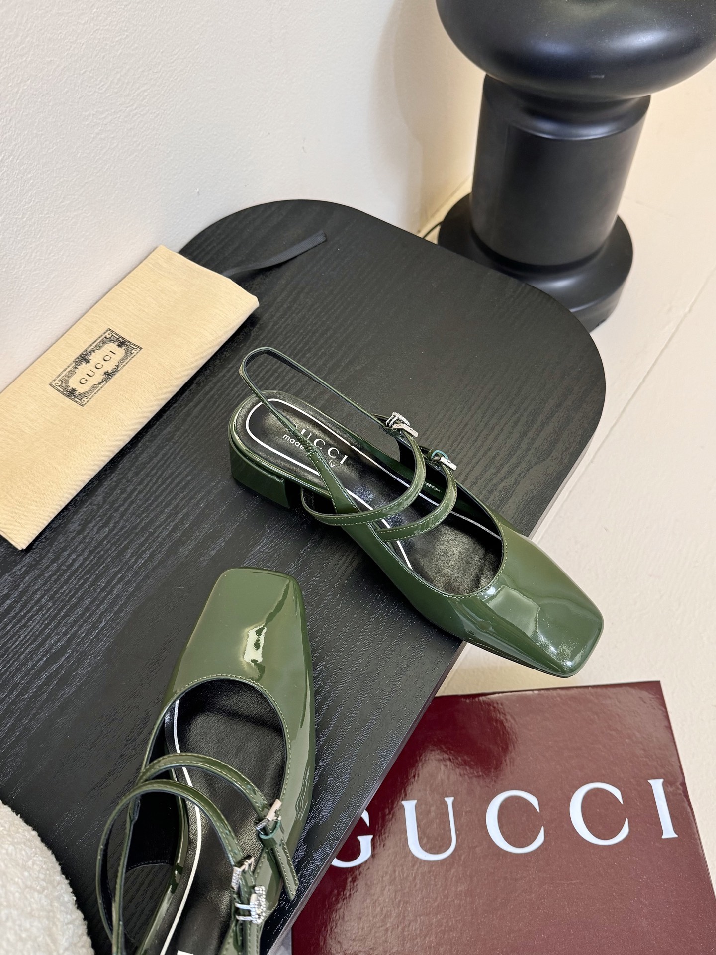  
GUCCI最新走秀款庆祝庆祝庆祝
此系列颜色鲜艳，尖头搭线条完美  又是古驰的爆款，是美女们的首选强