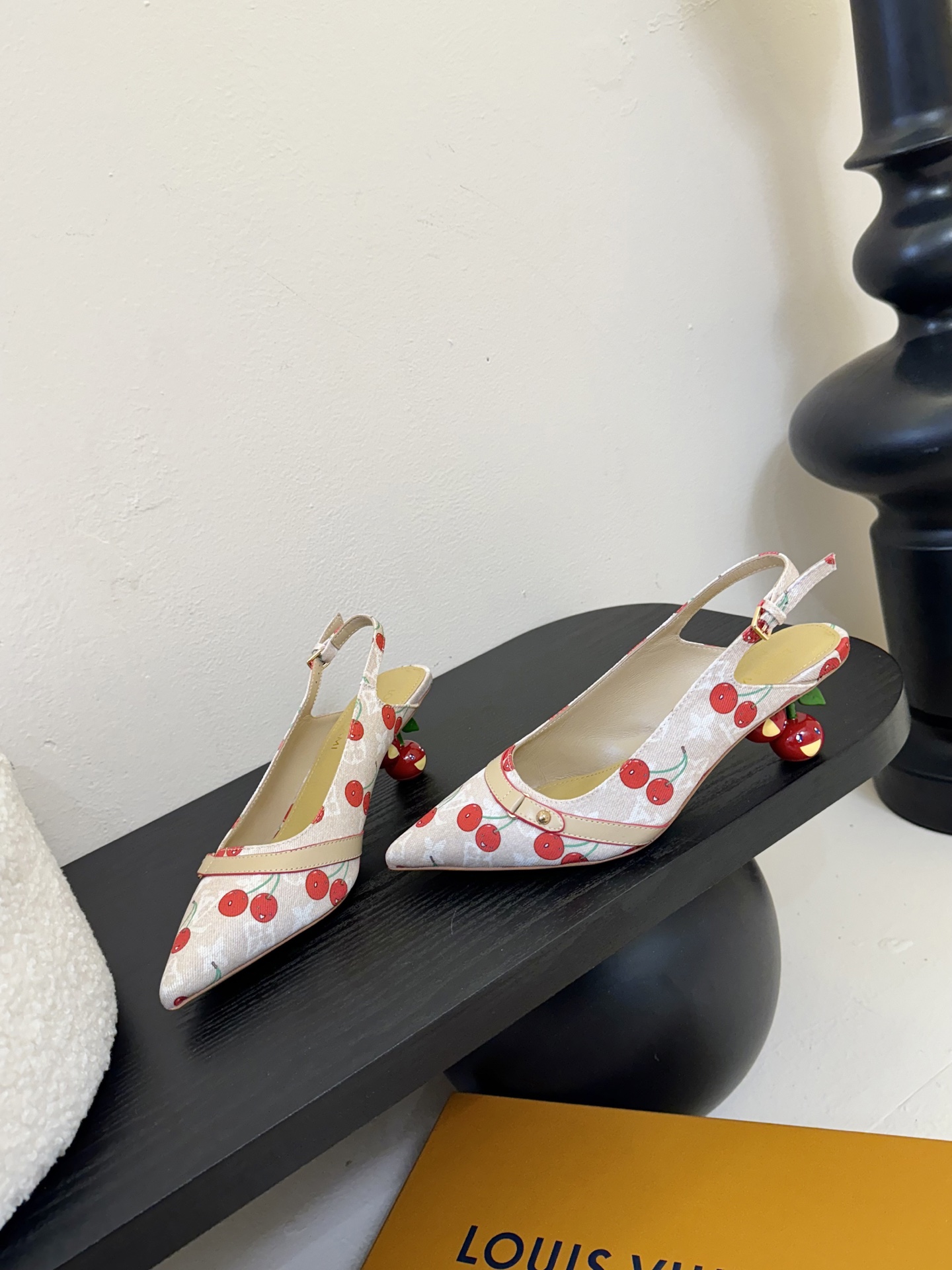 樱桃🍒跟  | ²⁰²5𝐬𝐬 🤍🤎
驴家早春新品🆕 new arrival～LV春夏玛丽珍鞋，也太出彩了