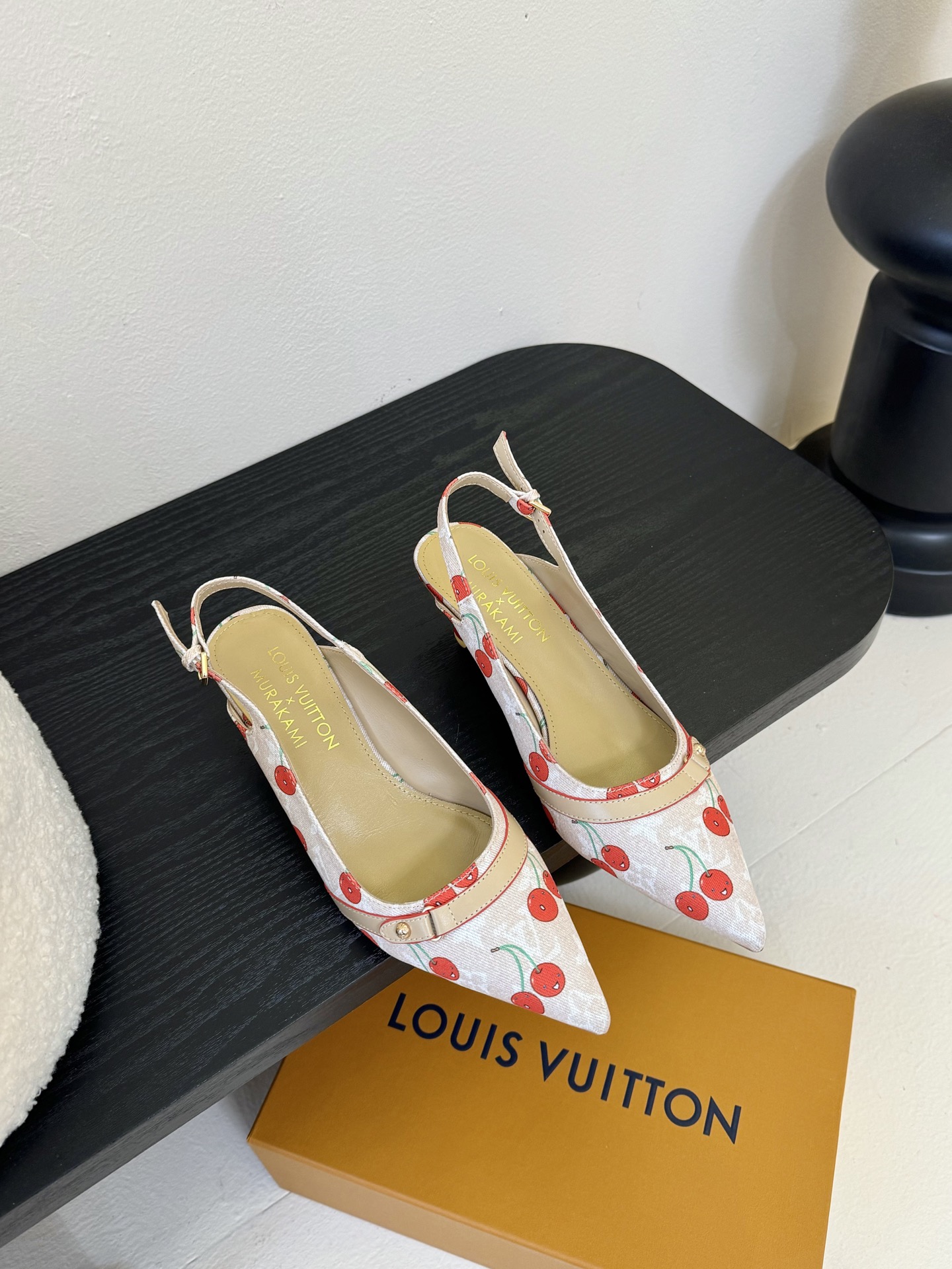 樱桃🍒跟  | ²⁰²5𝐬𝐬 🤍🤎
驴家早春新品🆕 new arrival～LV春夏玛丽珍鞋，也太出彩了