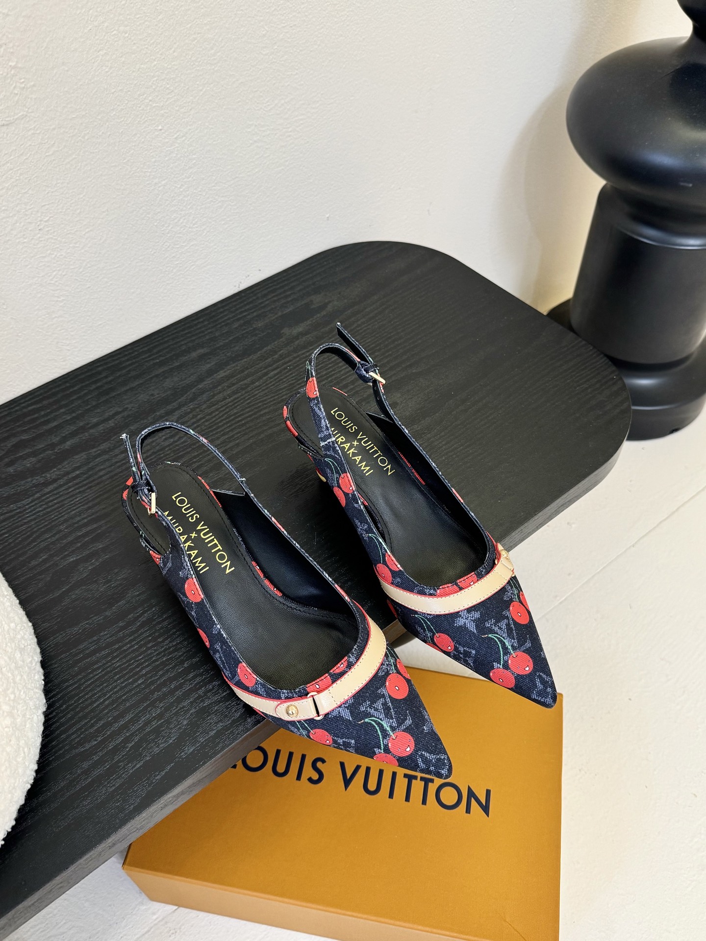 樱桃🍒跟  | ²⁰²5𝐬𝐬 🤍🤎
驴家早春新品🆕 new arrival～LV春夏玛丽珍鞋，也太出彩了