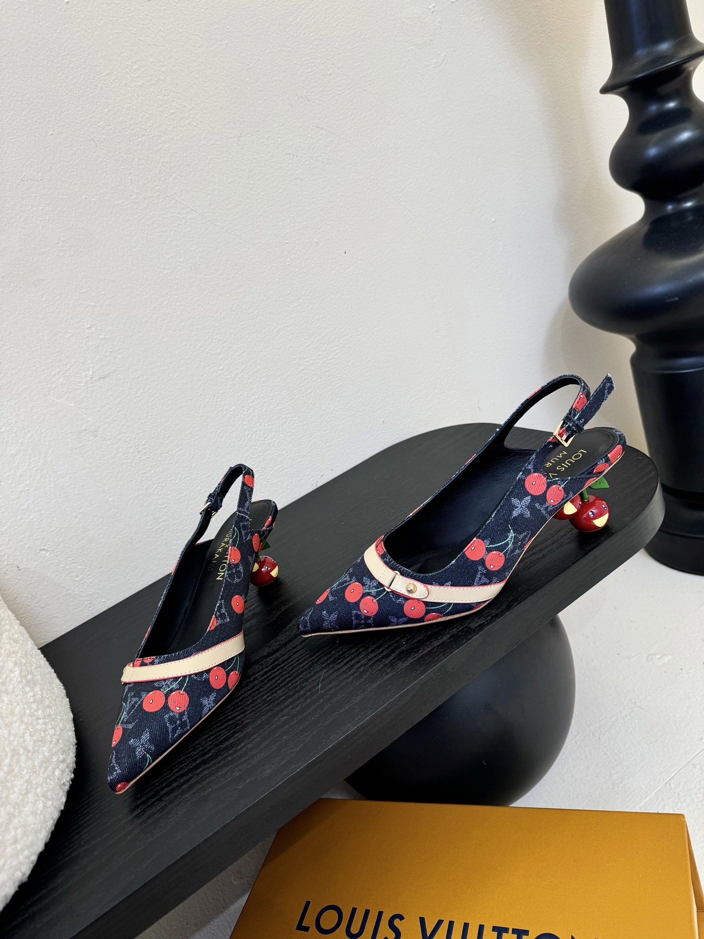 樱桃🍒跟  | ²⁰²5𝐬𝐬 🤍🤎
驴家早春新品🆕 new arrival～LV春夏玛丽珍鞋，也太出彩了