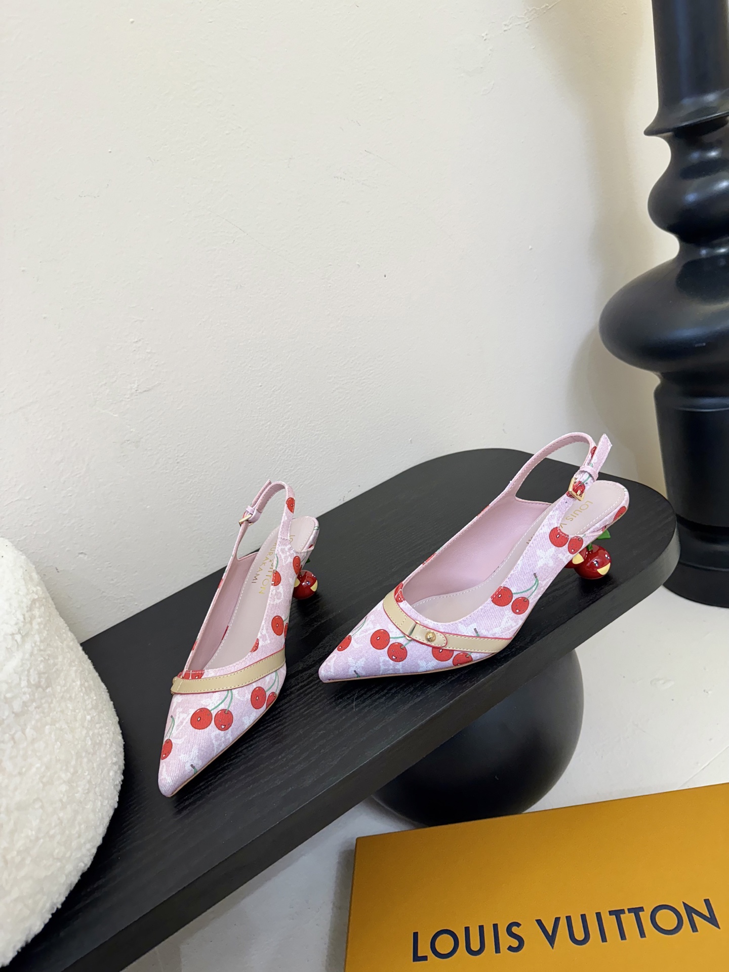 樱桃🍒跟  | ²⁰²5𝐬𝐬 🤍🤎
驴家早春新品🆕 new arrival～LV春夏玛丽珍鞋，也太出彩了
