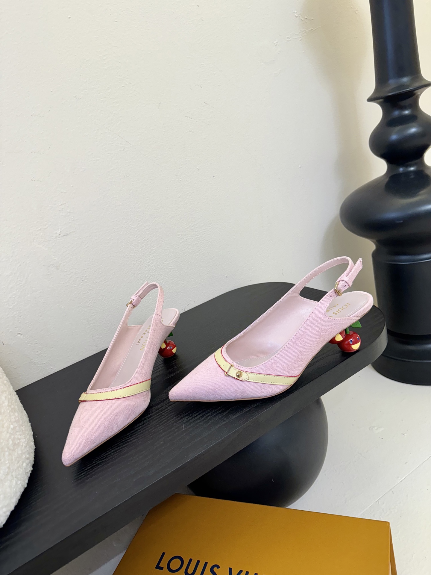樱桃🍒跟  | ²⁰²5𝐬𝐬 🤍🤎
驴家早春新品🆕 new arrival～LV春夏玛丽珍鞋，也太出彩了