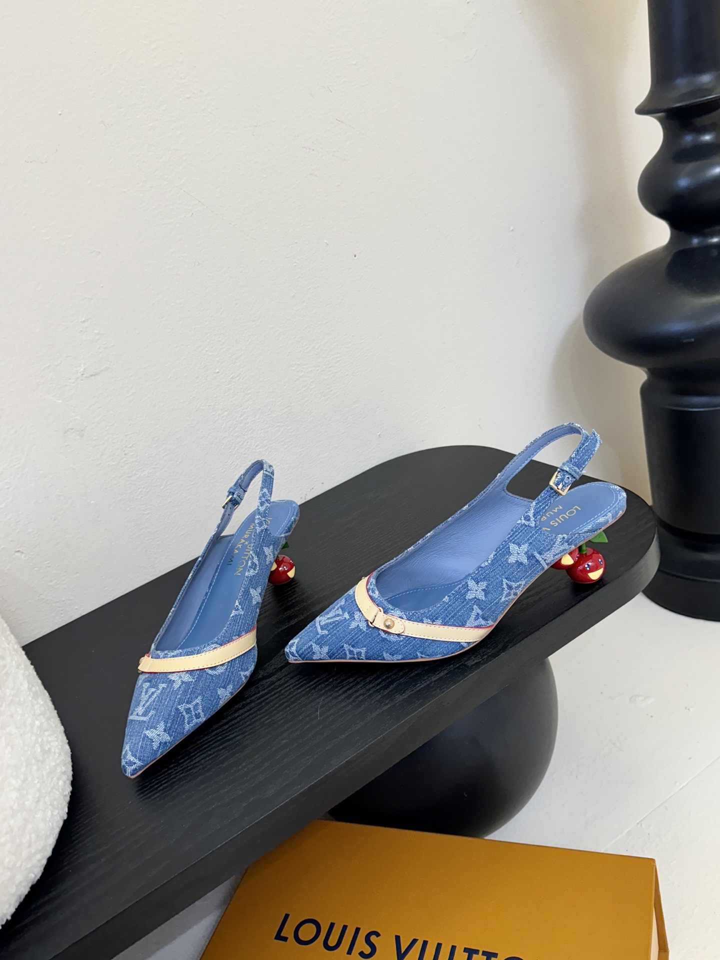樱桃🍒跟  | ²⁰²5𝐬𝐬 🤍🤎
驴家早春新品🆕 new arrival～LV春夏玛丽珍鞋，也太出彩了