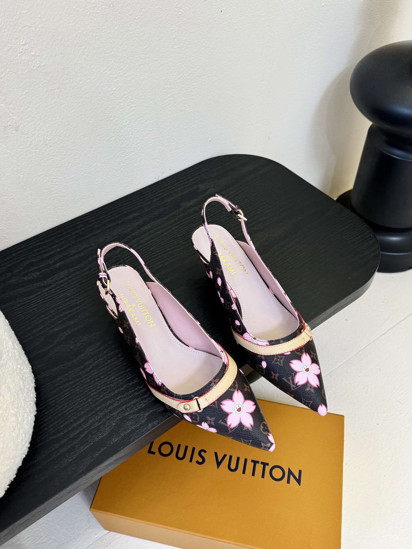 樱桃🍒跟  | ²⁰²5𝐬𝐬 🤍🤎
驴家早春新品🆕 new arrival～LV春夏玛丽珍鞋，也太出彩了