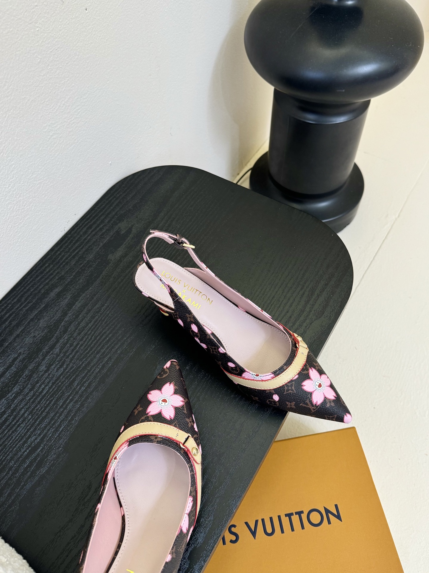 樱桃🍒跟  | ²⁰²5𝐬𝐬 🤍🤎
驴家早春新品🆕 new arrival～LV春夏玛丽珍鞋，也太出彩了