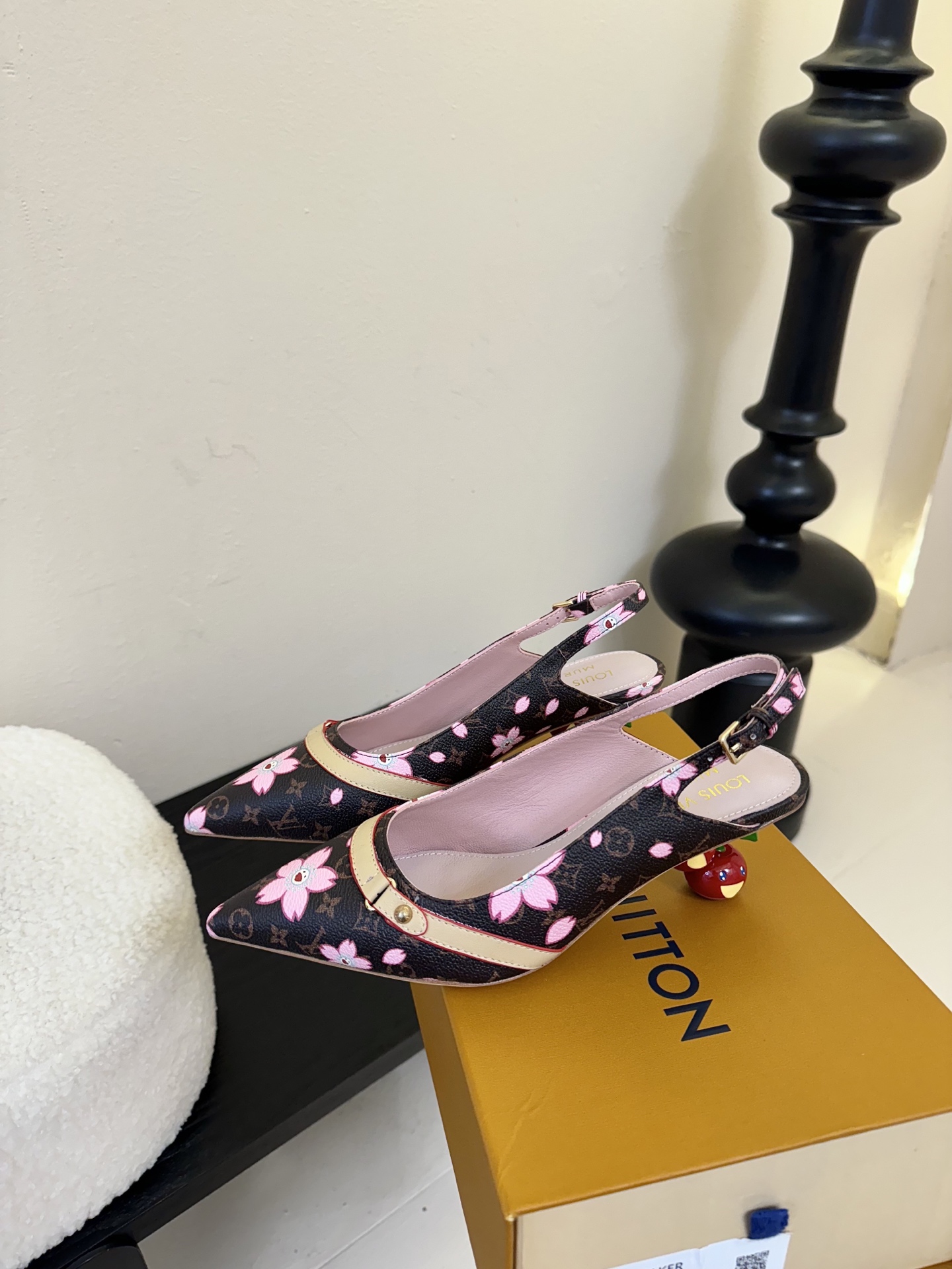 樱桃🍒跟  | ²⁰²5𝐬𝐬 🤍🤎
驴家早春新品🆕 new arrival～LV春夏玛丽珍鞋，也太出彩了