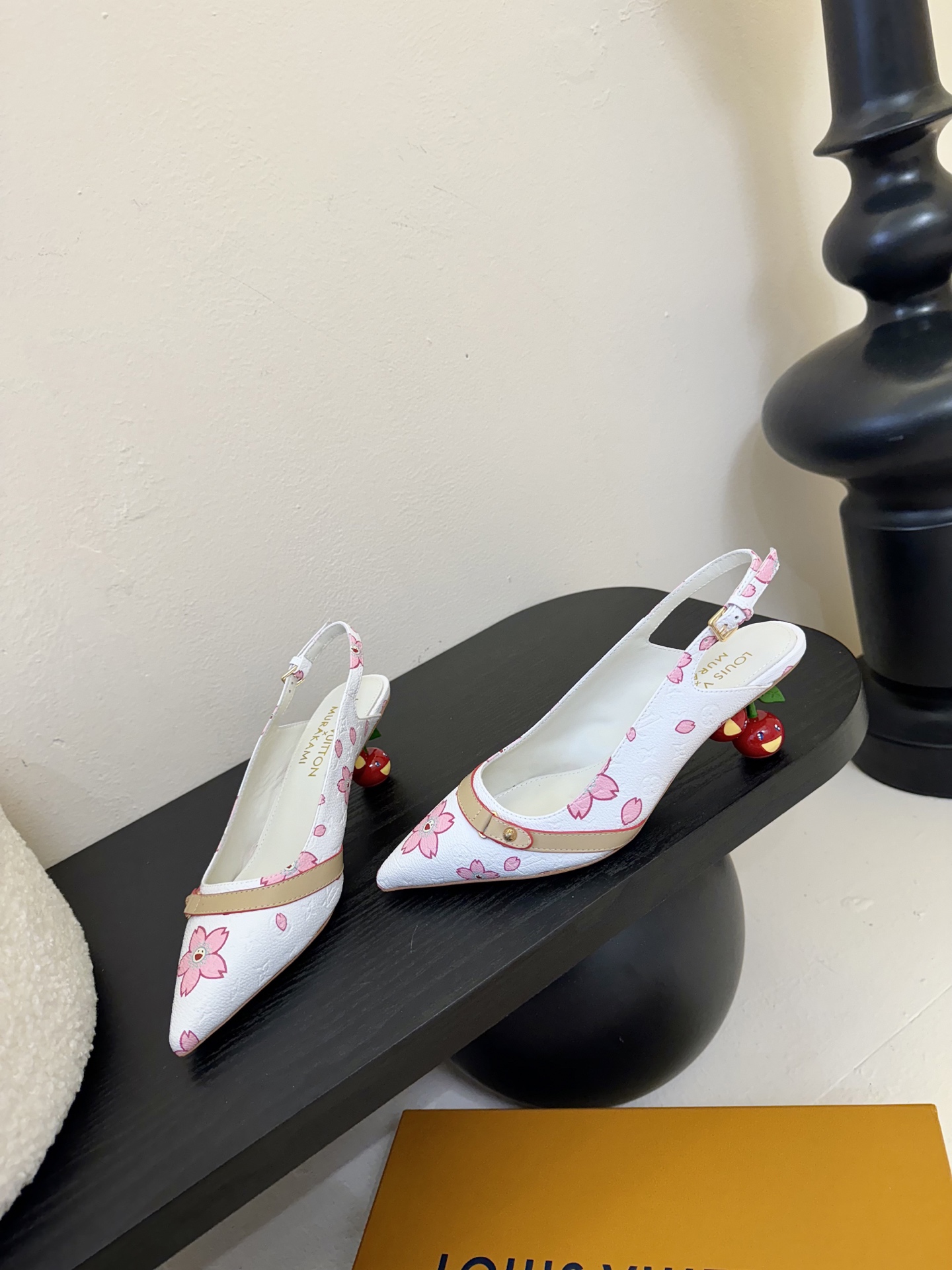 樱桃🍒跟  | ²⁰²5𝐬𝐬 🤍🤎
驴家早春新品🆕 new arrival～LV春夏玛丽珍鞋，也太出彩了