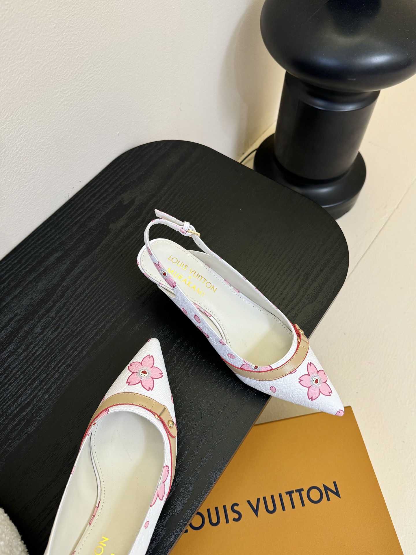 樱桃🍒跟  | ²⁰²5𝐬𝐬 🤍🤎
驴家早春新品🆕 new arrival～LV春夏玛丽珍鞋，也太出彩了