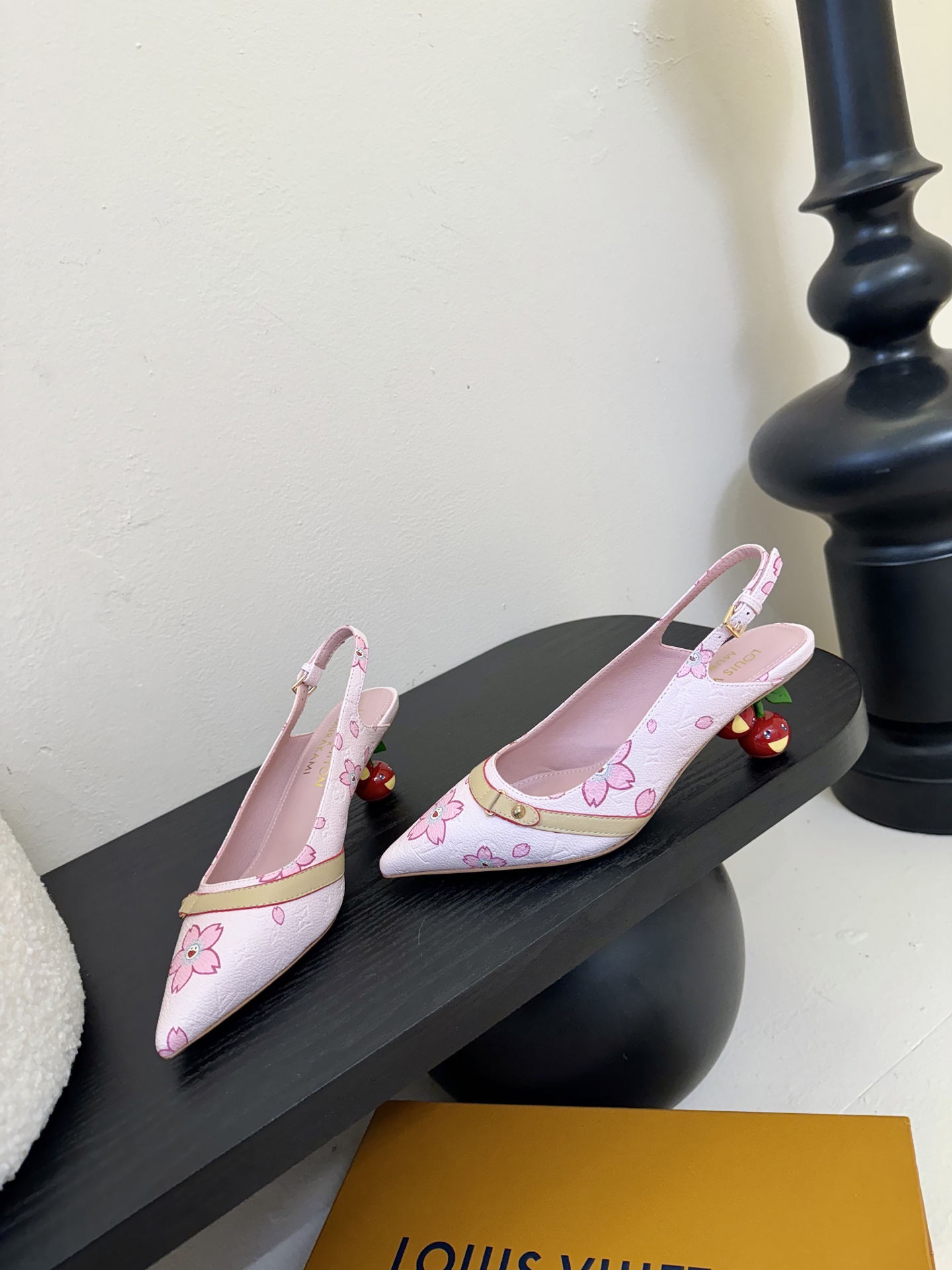樱桃🍒跟  | ²⁰²5𝐬𝐬 🤍🤎
驴家早春新品🆕 new arrival～LV春夏玛丽珍鞋，也太出彩了