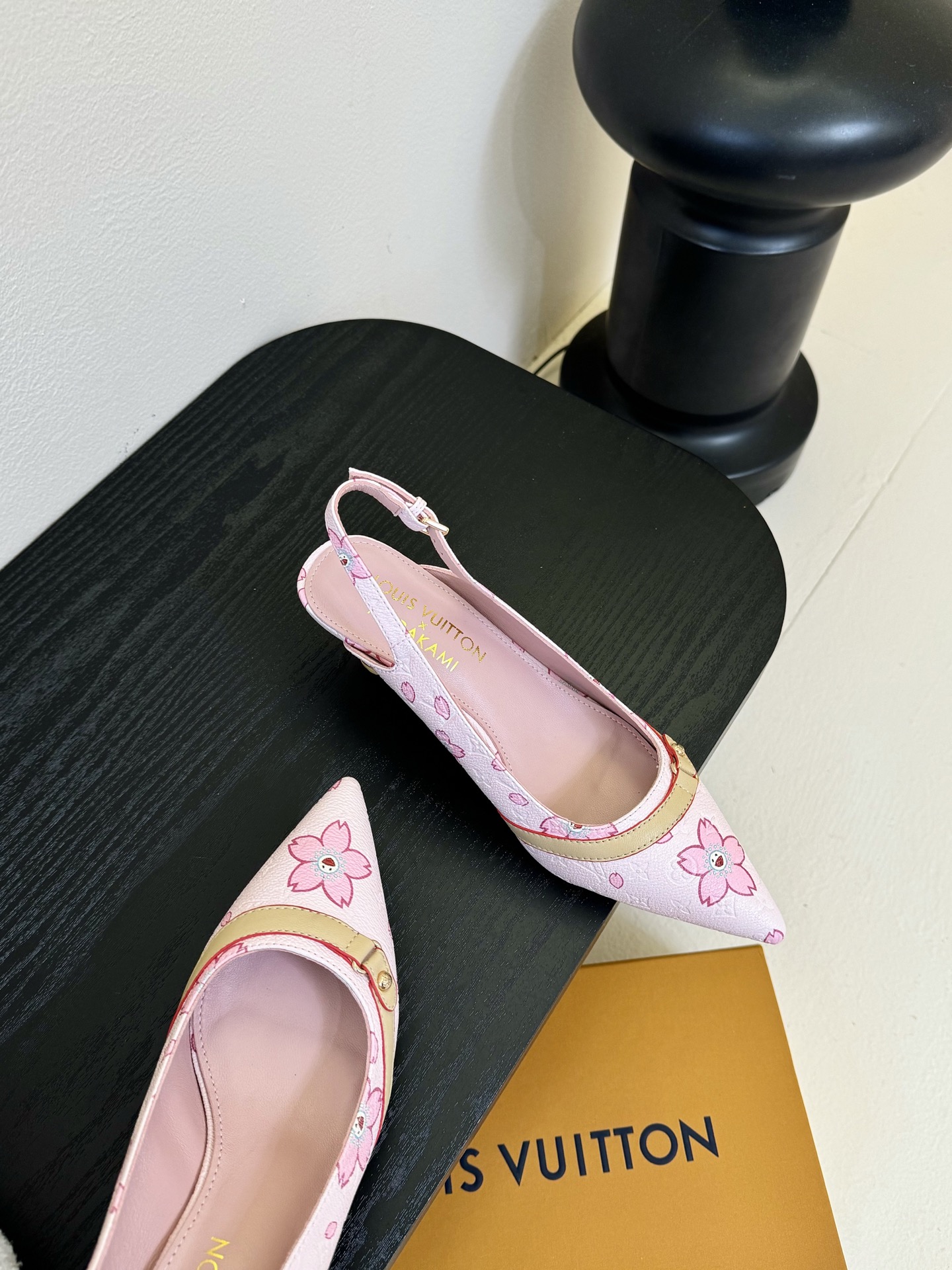 樱桃🍒跟  | ²⁰²5𝐬𝐬 🤍🤎
驴家早春新品🆕 new arrival～LV春夏玛丽珍鞋，也太出彩了