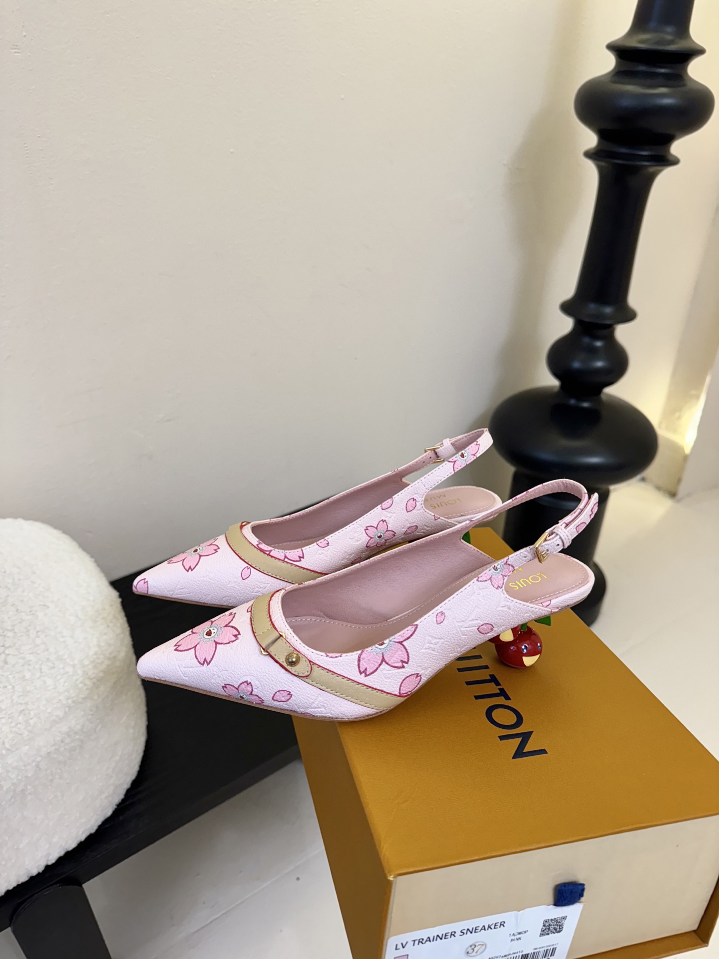 樱桃🍒跟  | ²⁰²5𝐬𝐬 🤍🤎
驴家早春新品🆕 new arrival～LV春夏玛丽珍鞋，也太出彩了