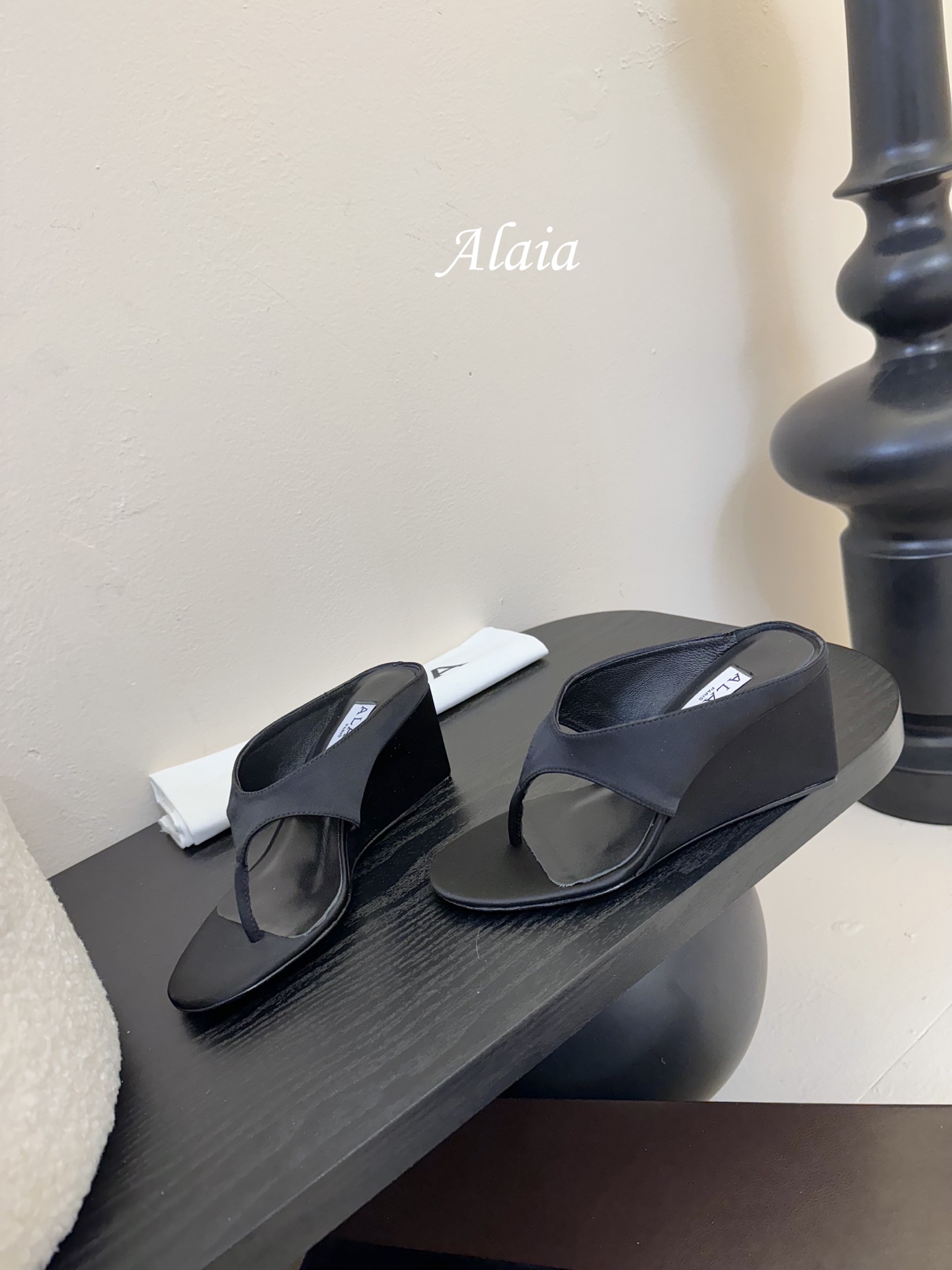 
ALAIA 𝟐𝟓春夏新品简易真丝坡跟夹脚凉鞋拖鞋
异形跟穆勒鞋 不对称设计打破常规 释放独特气场 尖头