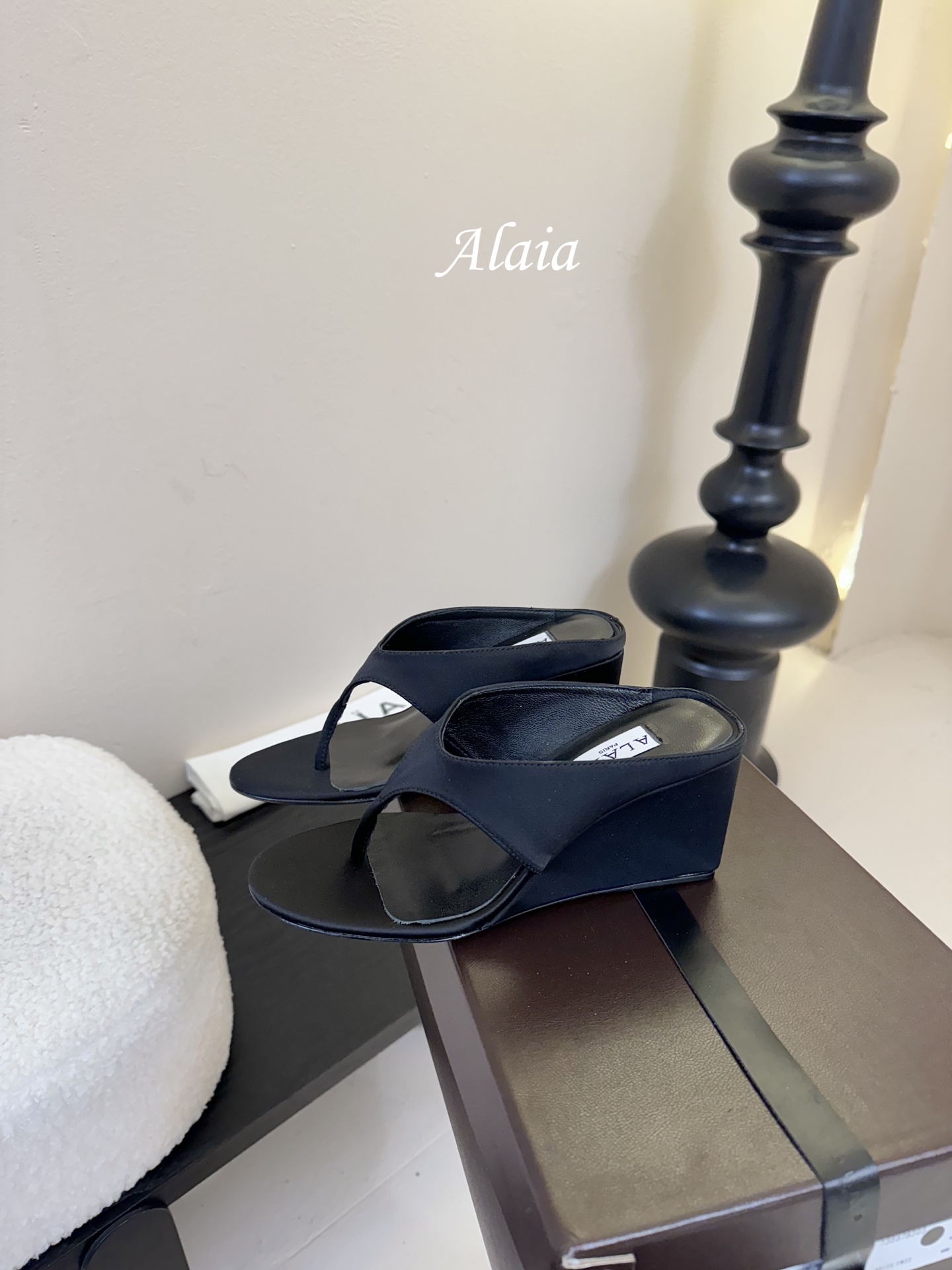 
ALAIA 𝟐𝟓春夏新品简易真丝坡跟夹脚凉鞋拖鞋
异形跟穆勒鞋 不对称设计打破常规 释放独特气场 尖头